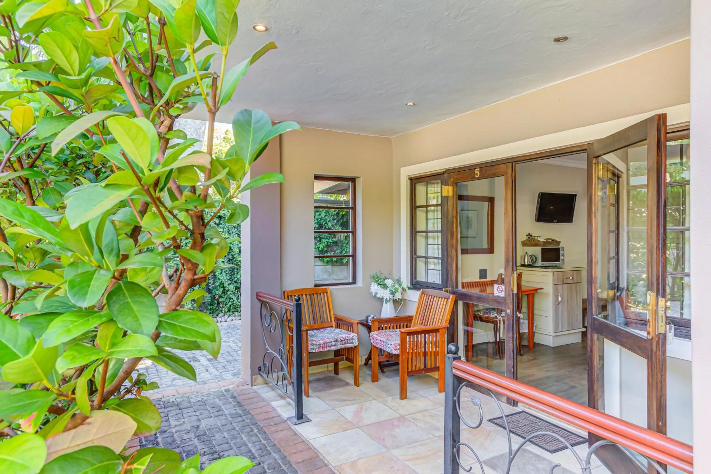 Patio in Caledon 23 Guest House