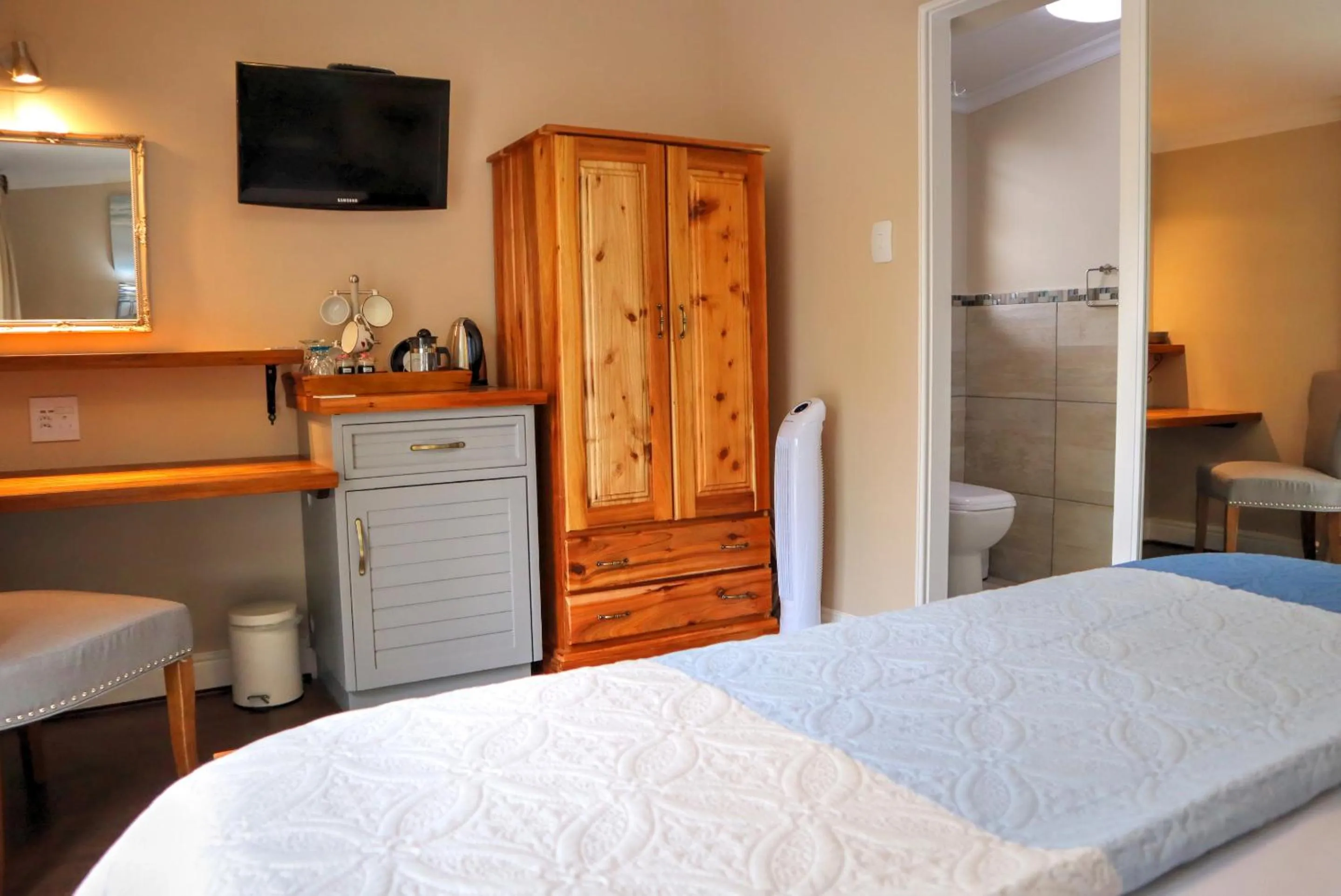 TV and multimedia, Bed in Caledon 23 Guest House