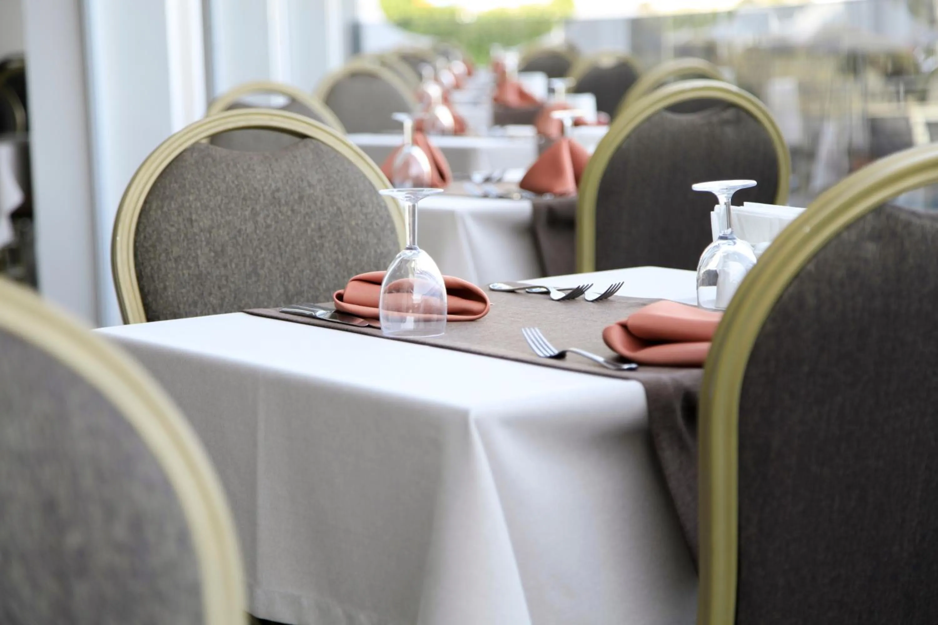 Restaurant/places to eat in Azka Hotel