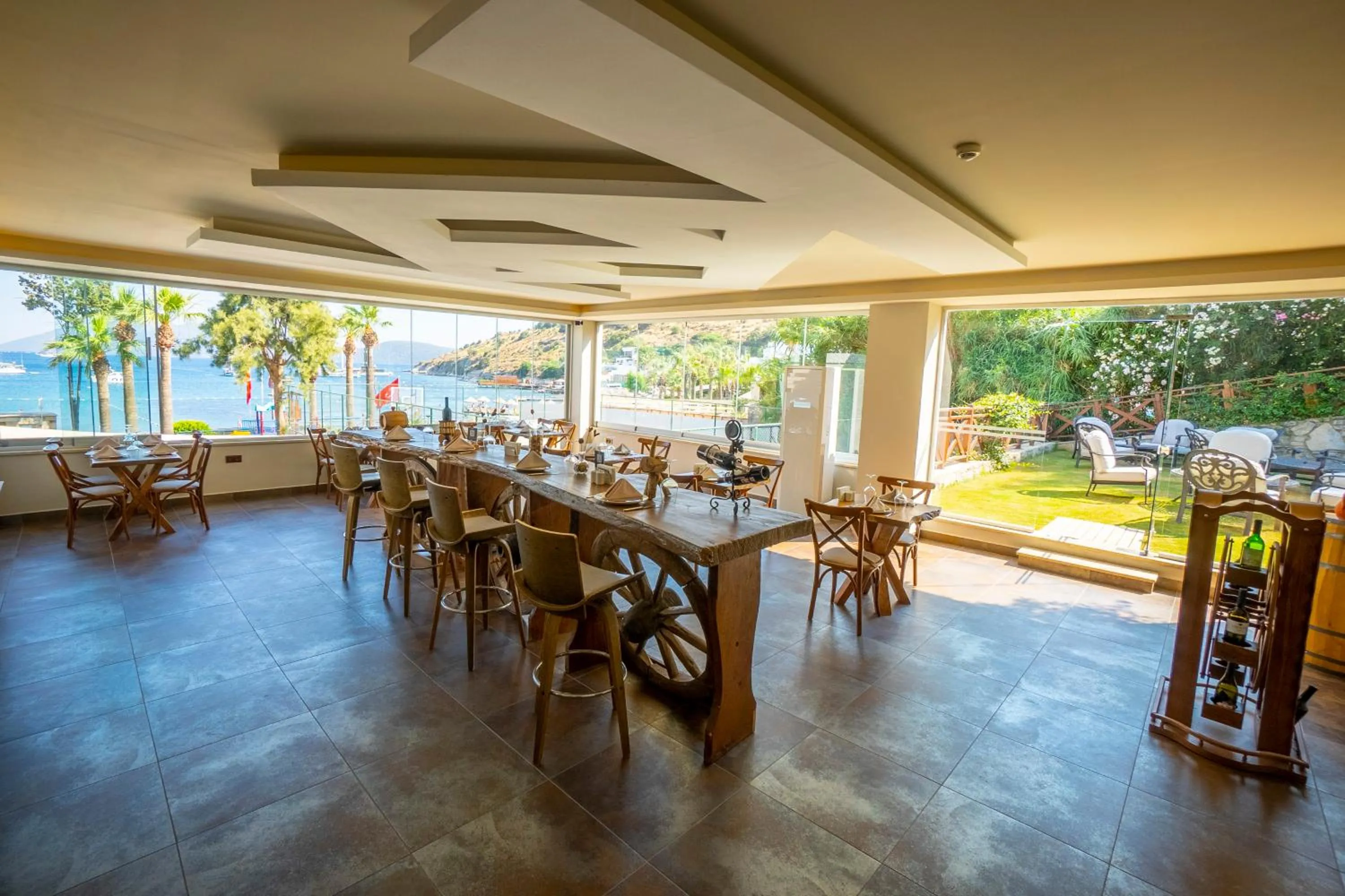 Restaurant/places to eat in Azka Hotel