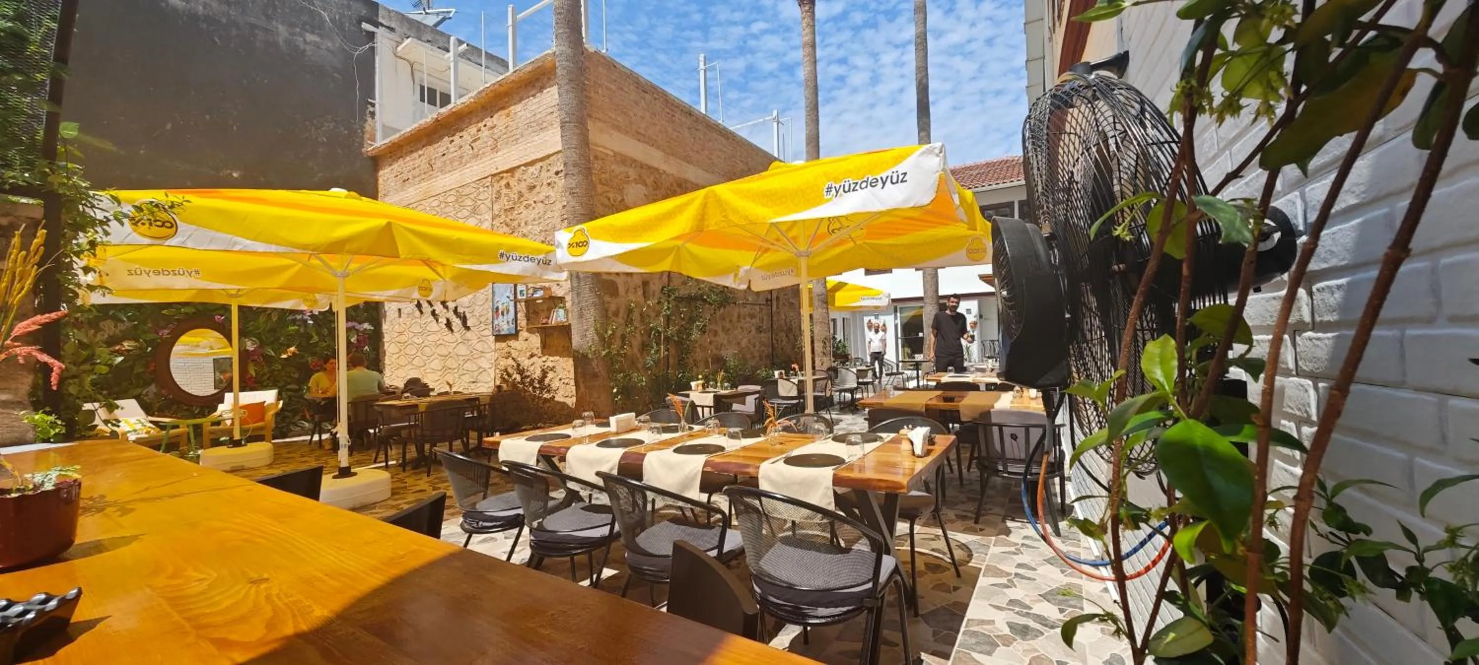 Restaurant/places to eat in Grand Erken Hotel