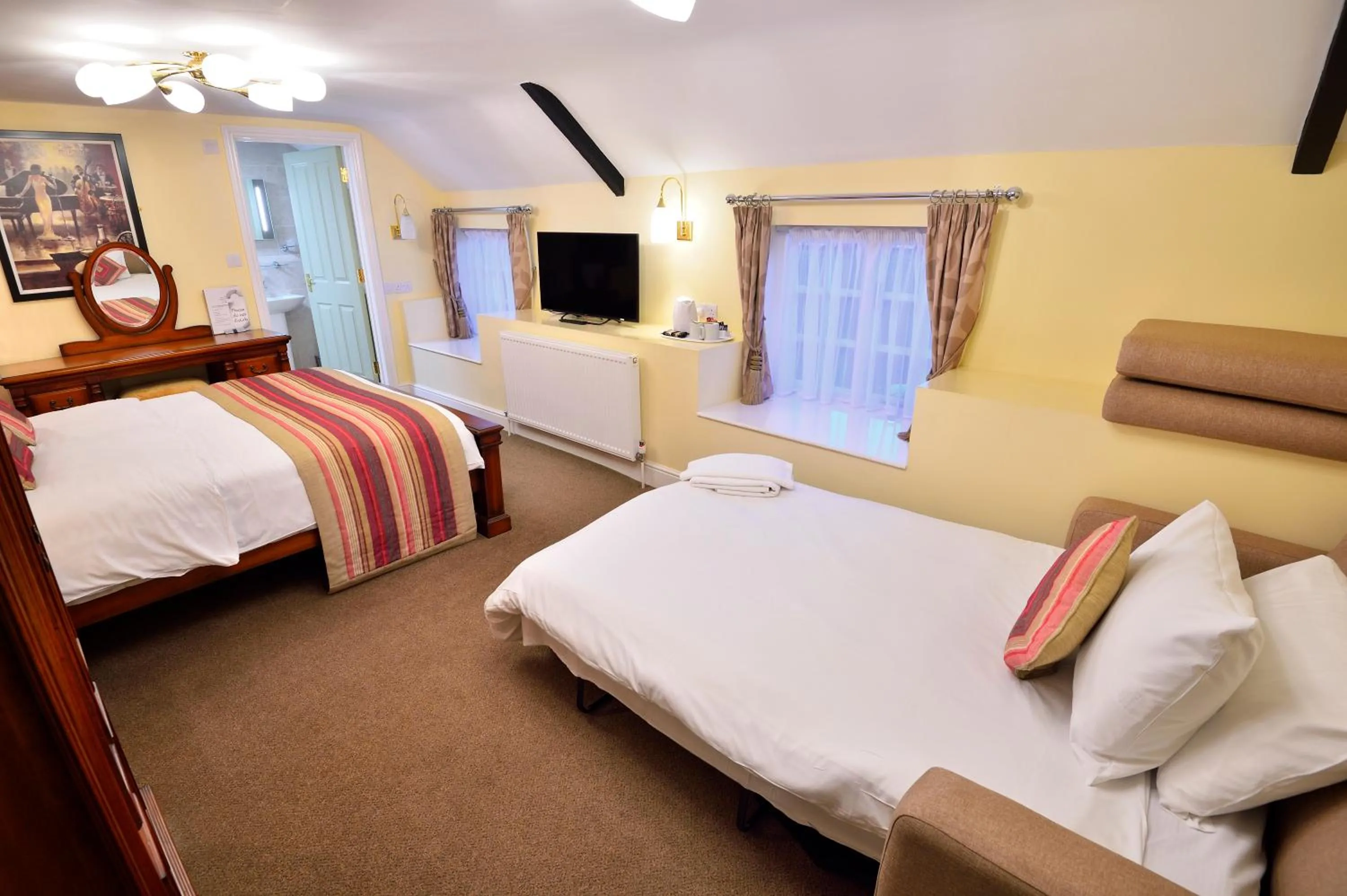 Photo of the whole room, Bed in The Green Dragon