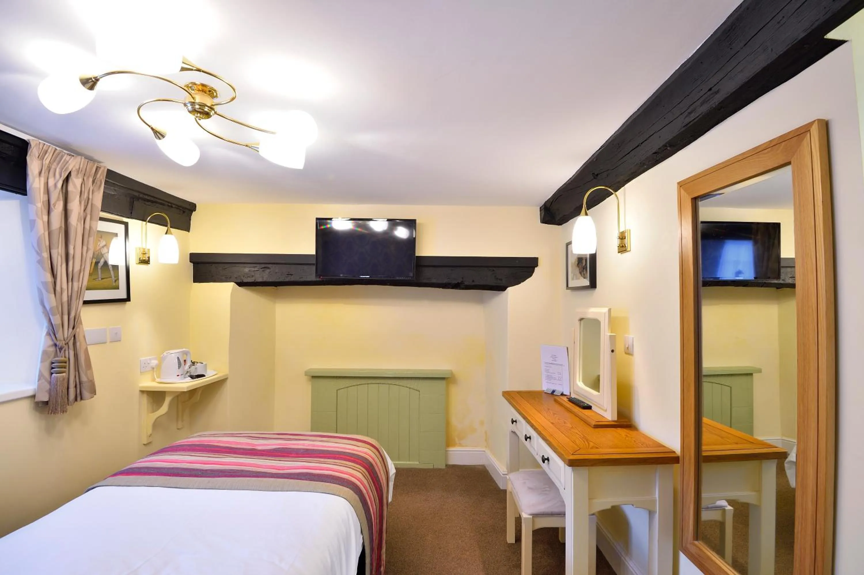 Photo of the whole room, Bed in The Green Dragon