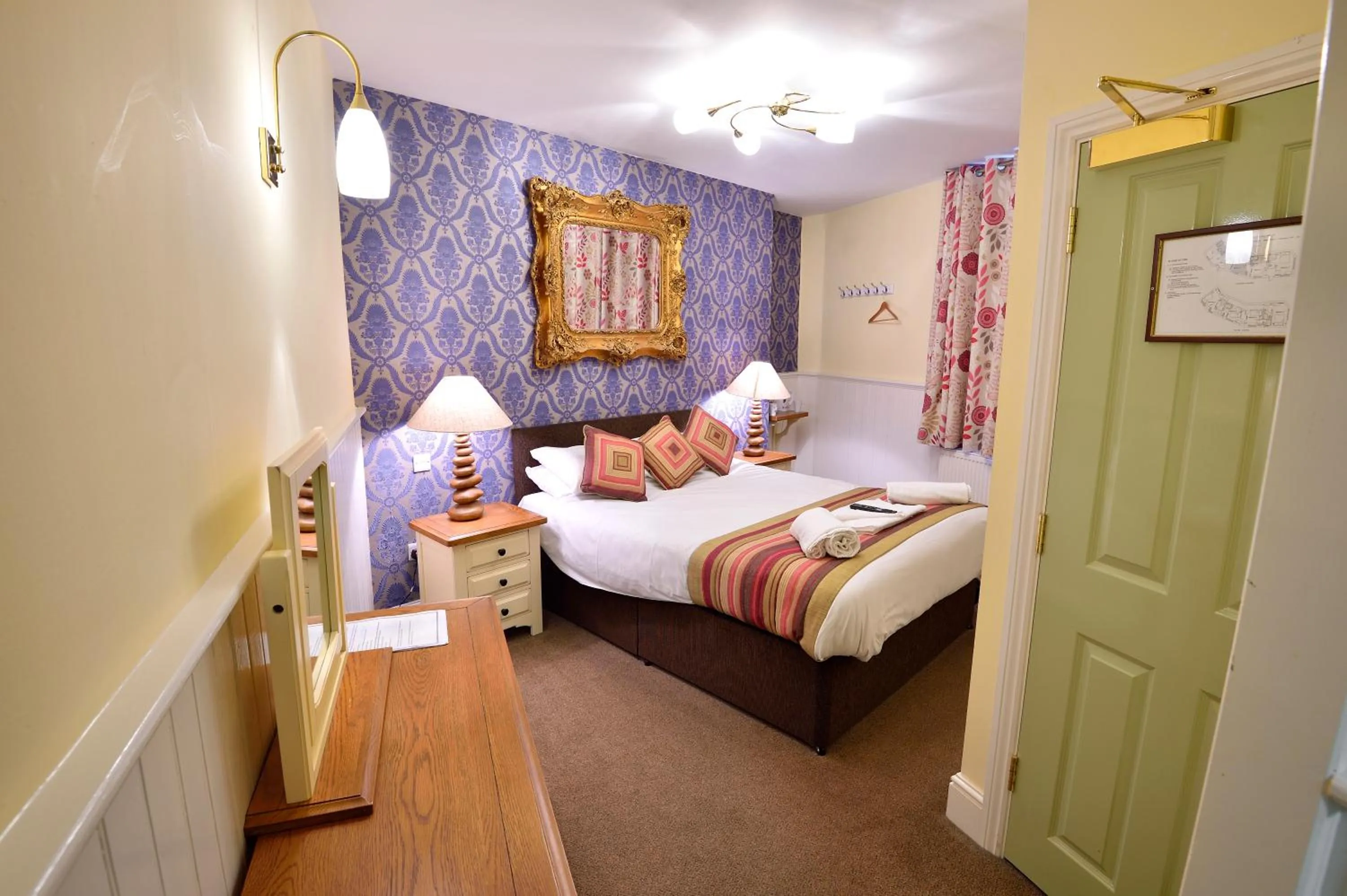 Photo of the whole room, Bed in The Green Dragon