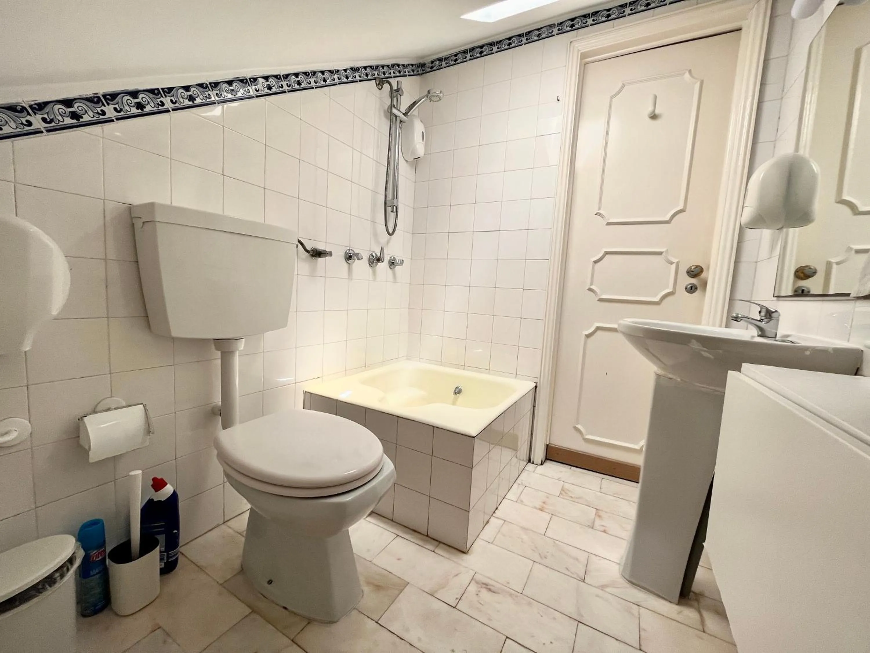 Toilet in Eco Ljmonade Hostel