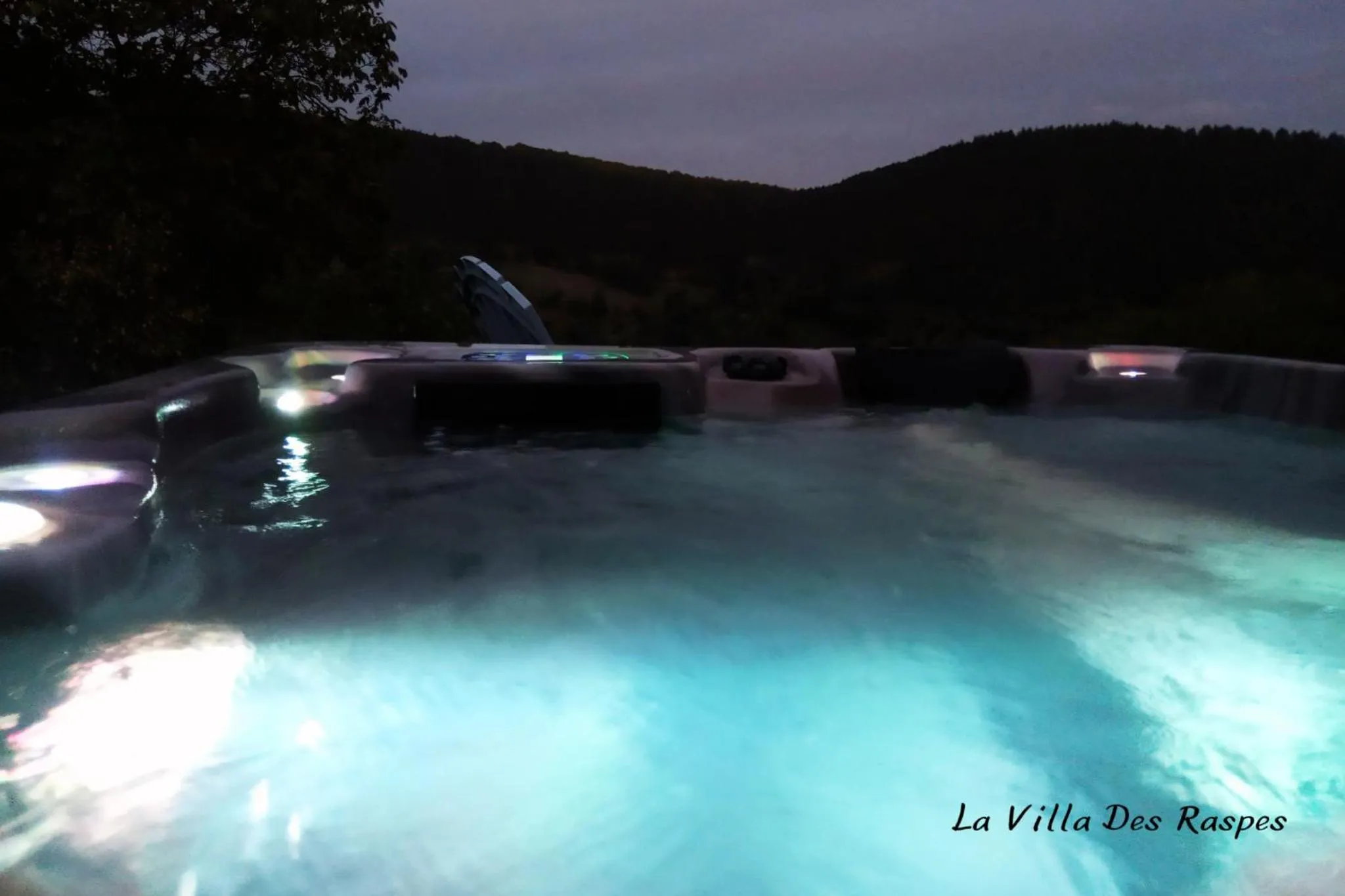 Hot Tub in La Villa Des Raspes - Séjour Spa - Adult Only