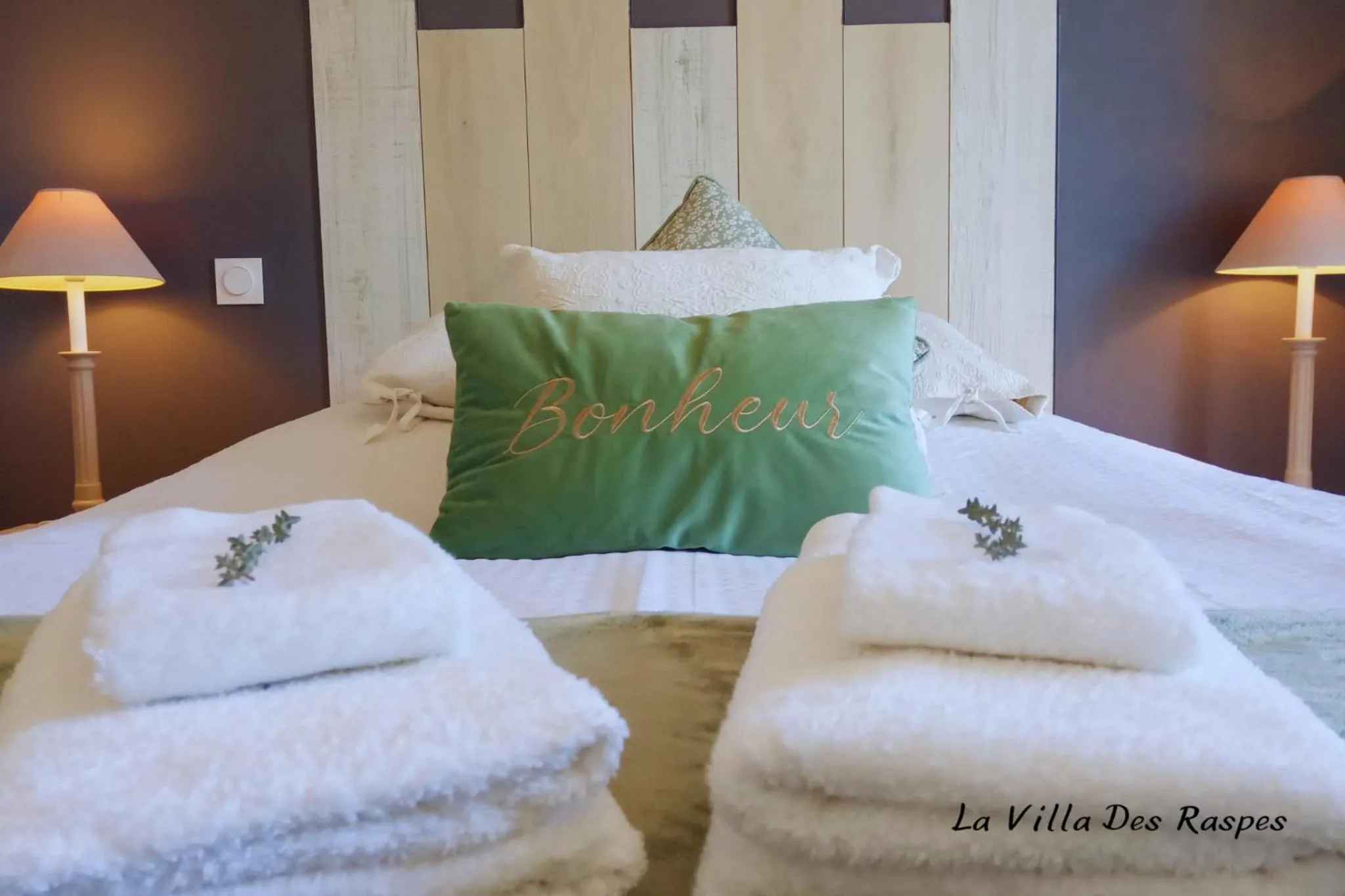Bedroom, Bed in La Villa Des Raspes - Séjour Spa - Adult Only