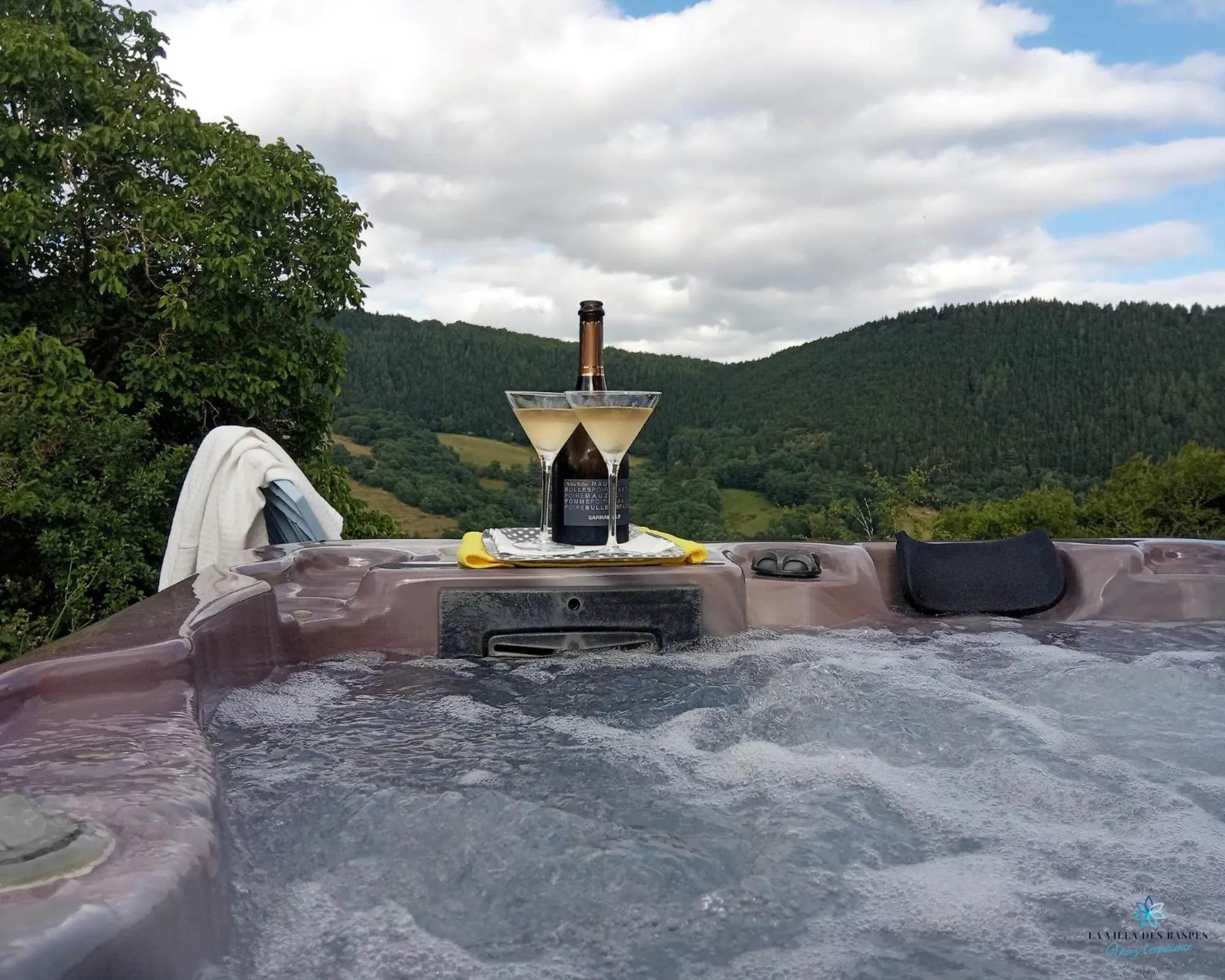 Hot Tub in La Villa Des Raspes - Séjour Spa - Adult Only