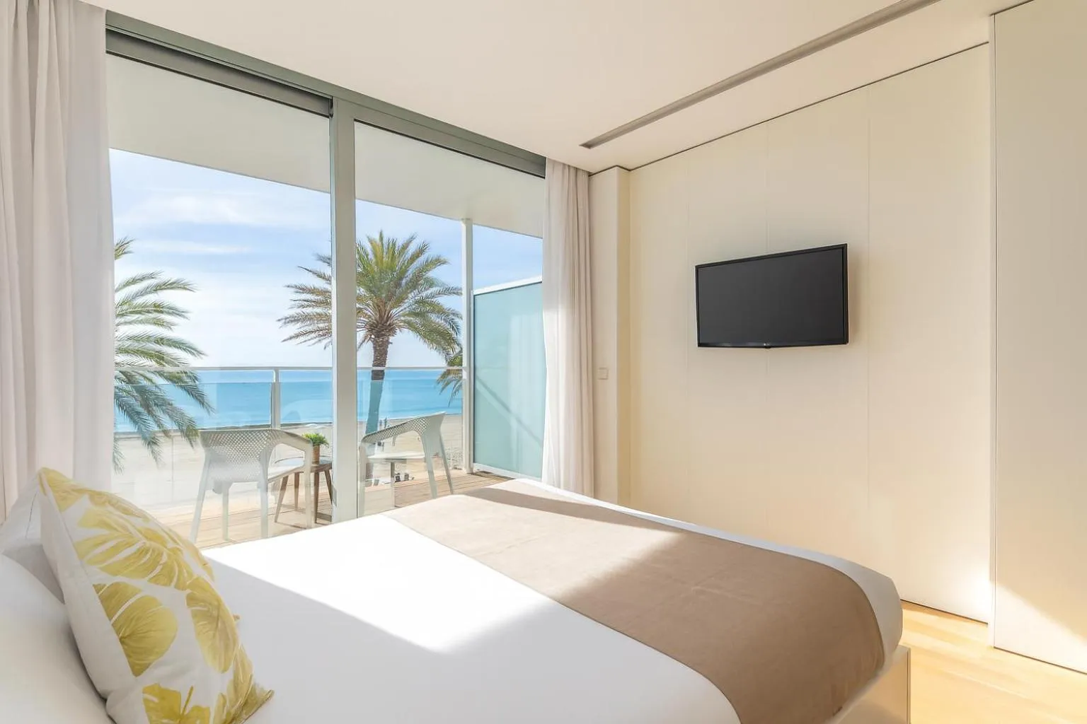 Bed in Meraki Beach Hotel - Only Adults
