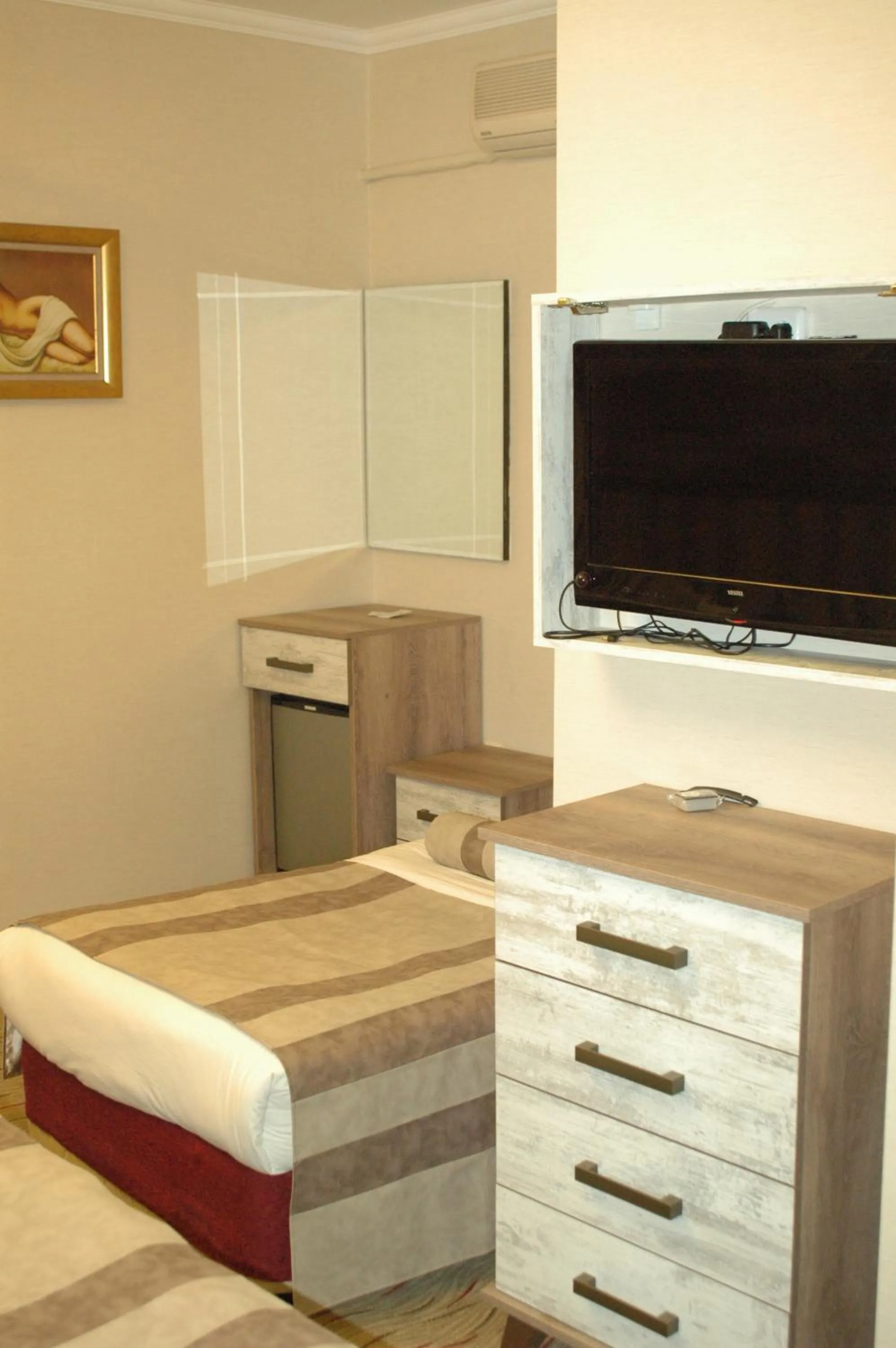 Photo of the whole room, Bed in Konak Saray Hotel