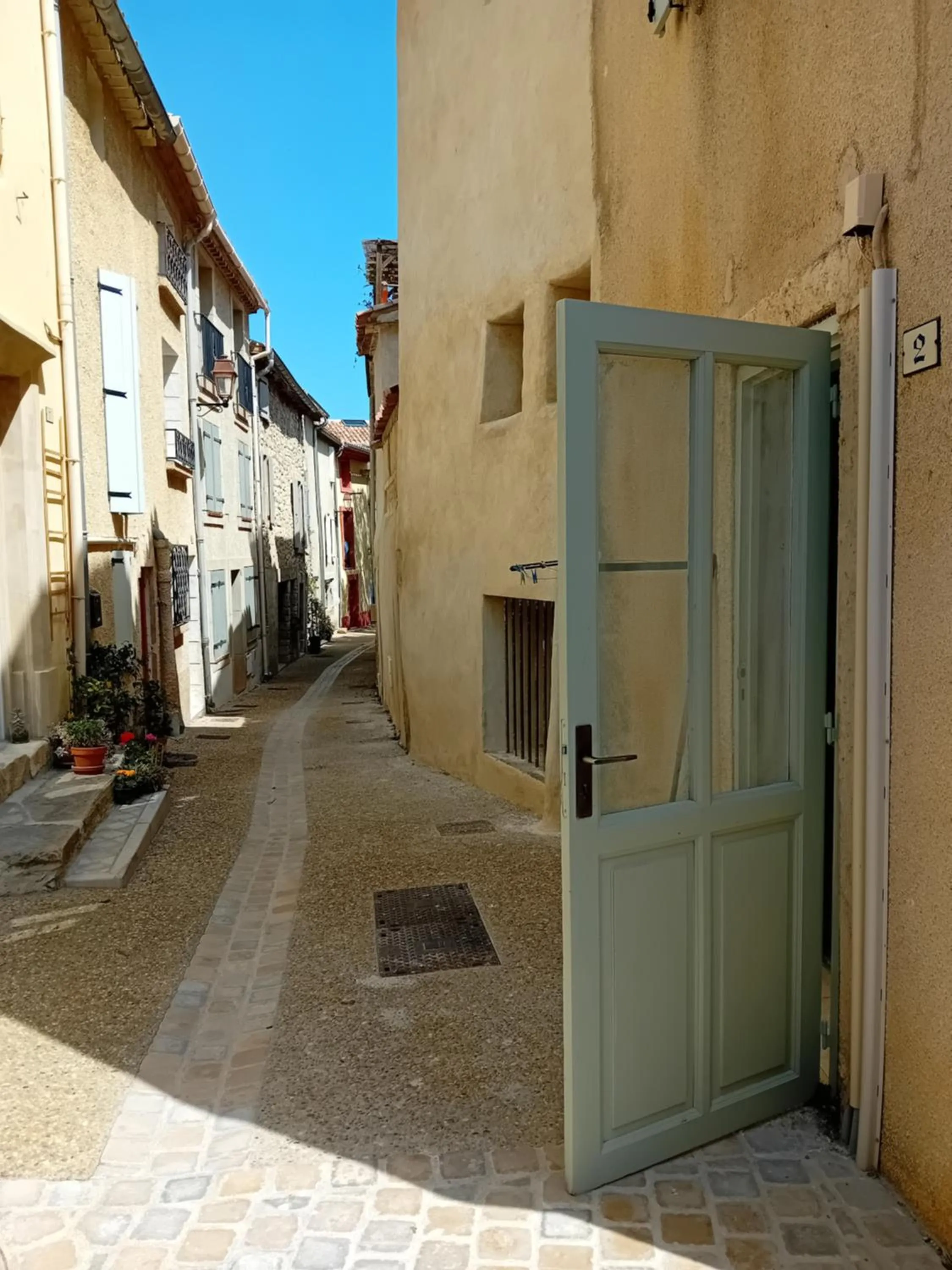 Quiet street view in H2o Chambres d'Hôtes