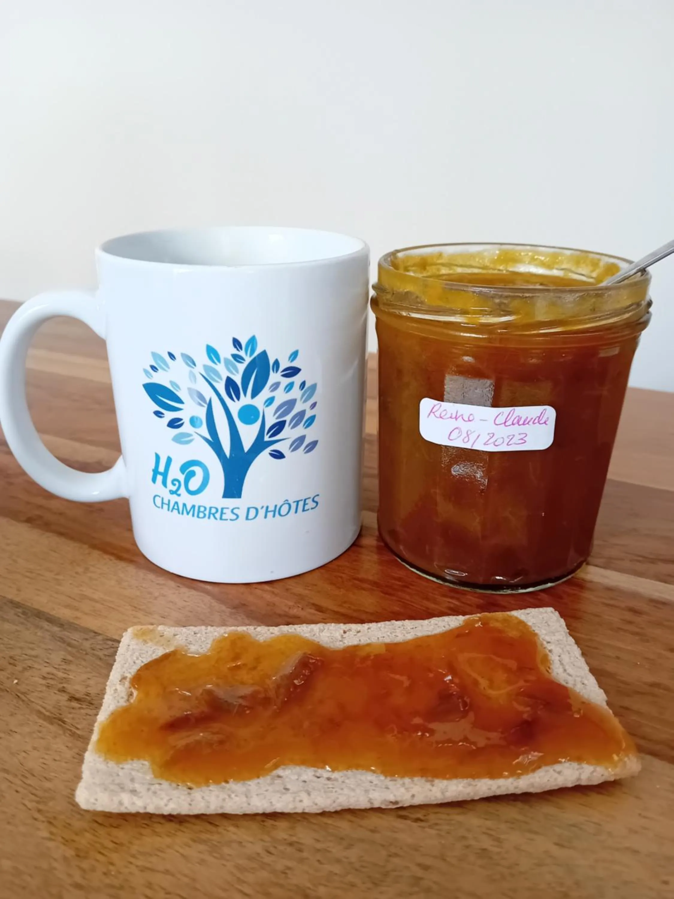 Continental breakfast in H2o Chambres d'Hôtes