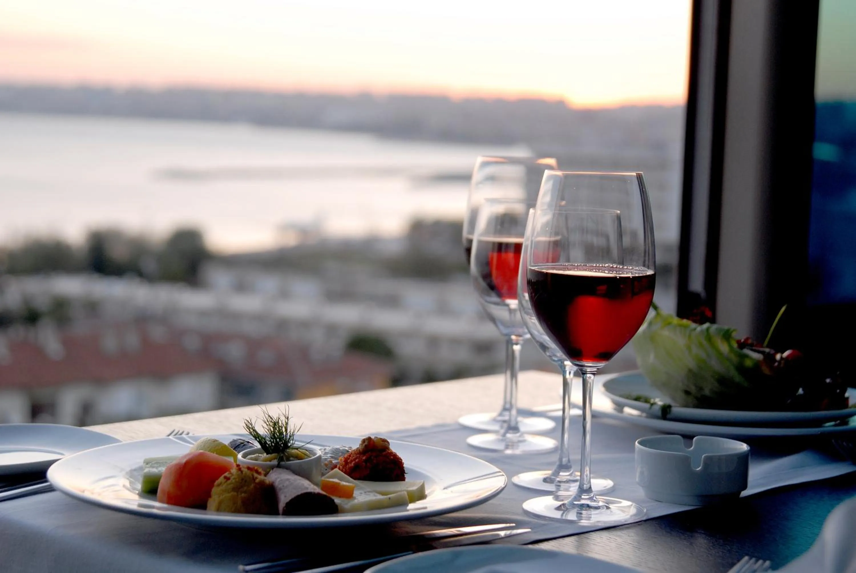 Restaurant/places to eat in Eser Premium Hotel & Spa