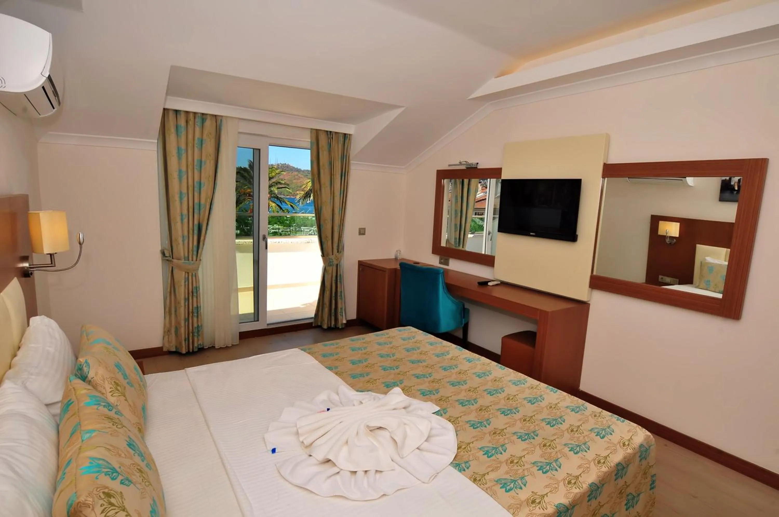 Photo of the whole room, Bed in Yeniceri City Hotel