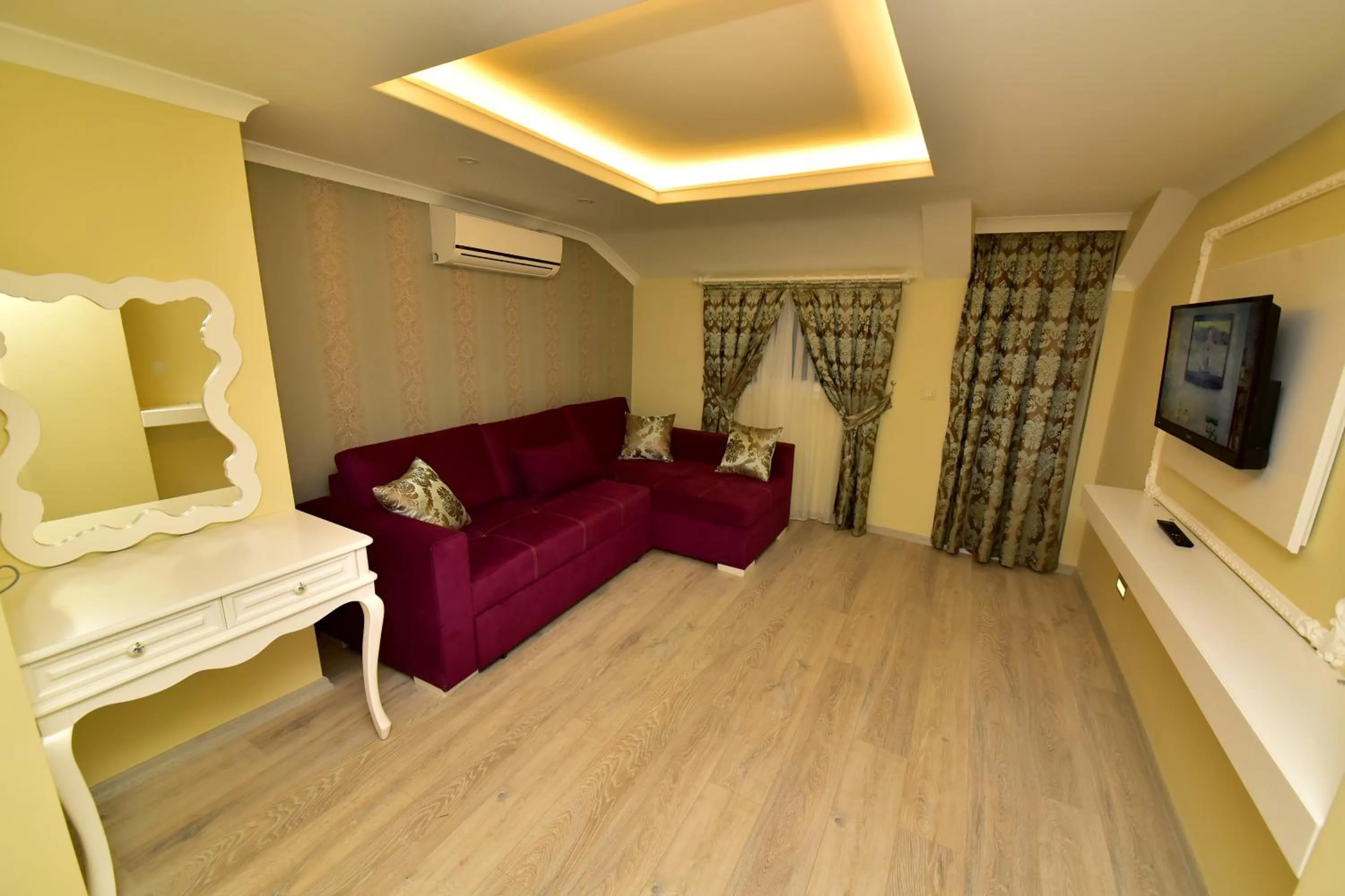 Living room, Bed in Yeniceri City Hotel