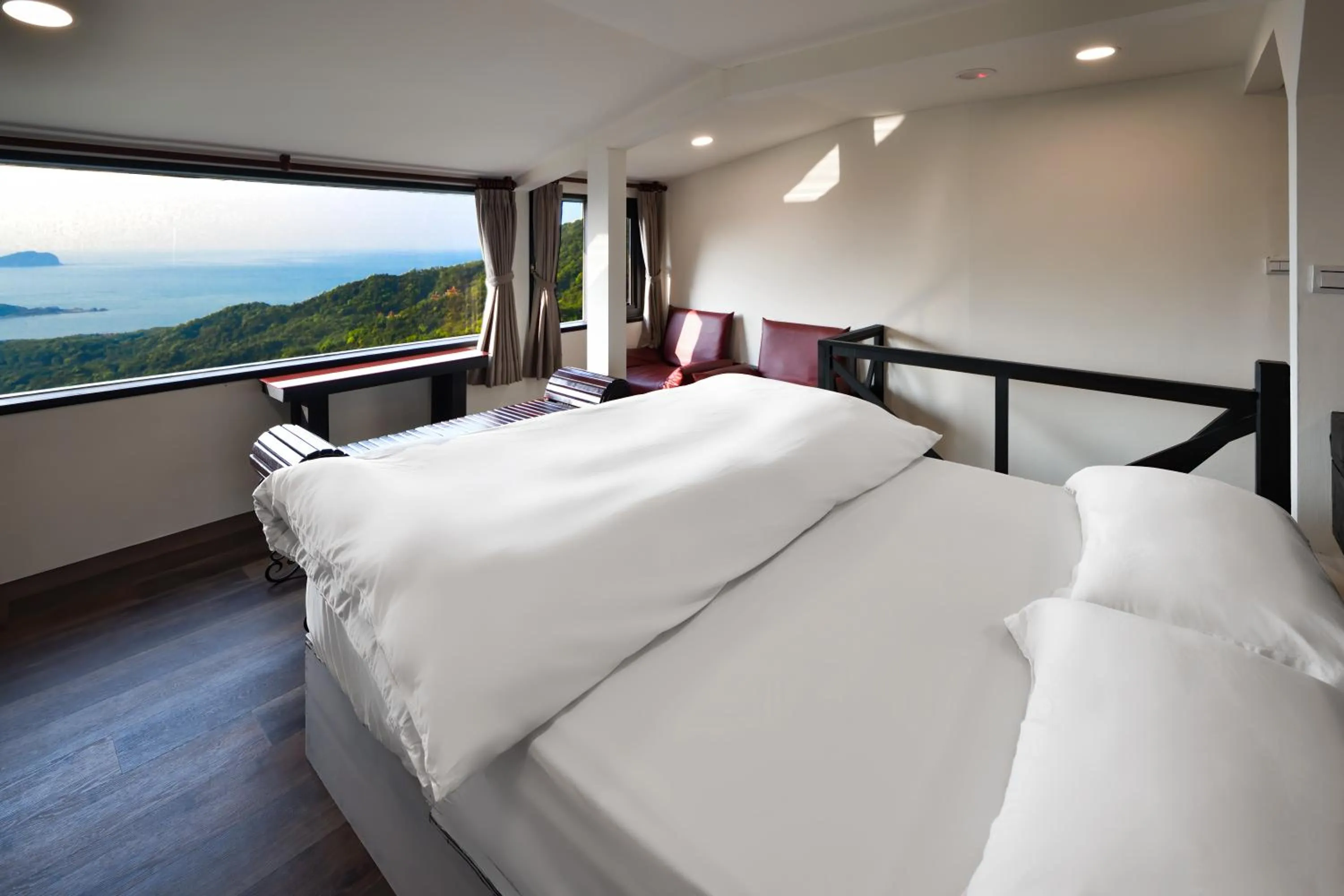 Bed in Windsor's Sunlight Han-Guan