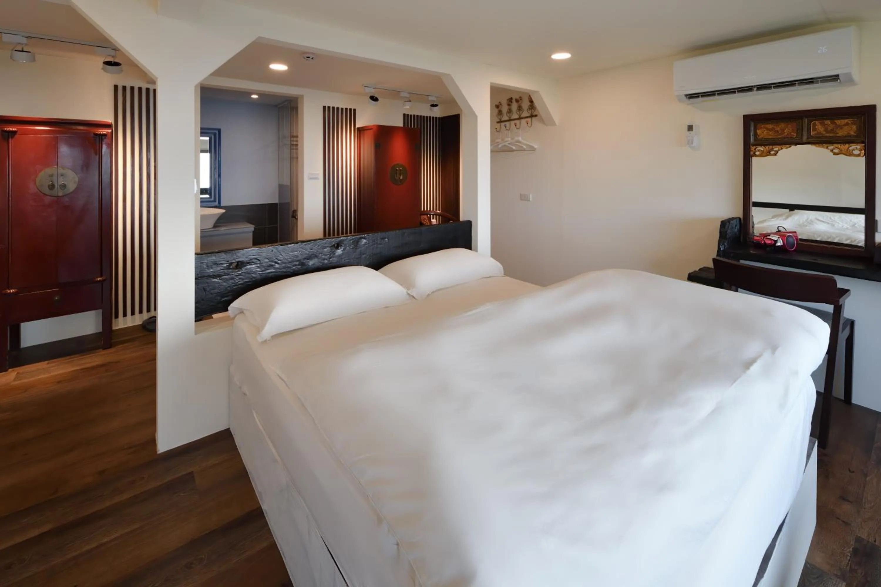 Bed in Windsor's Sunlight Han-Guan