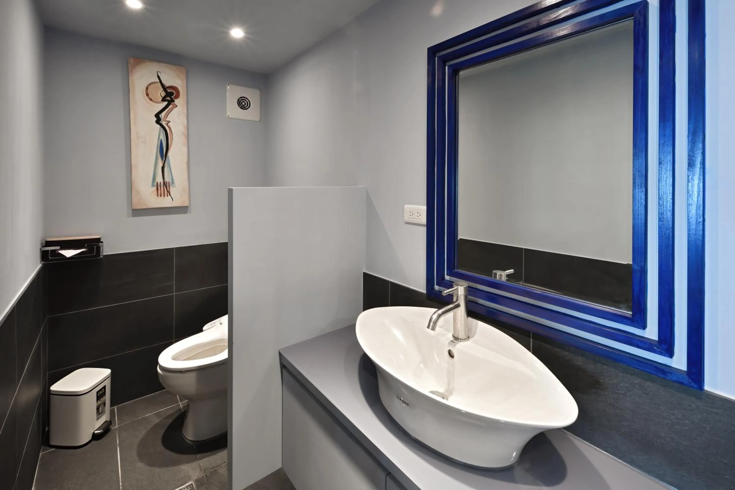 Toilet in Windsor's Sunlight Han-Guan