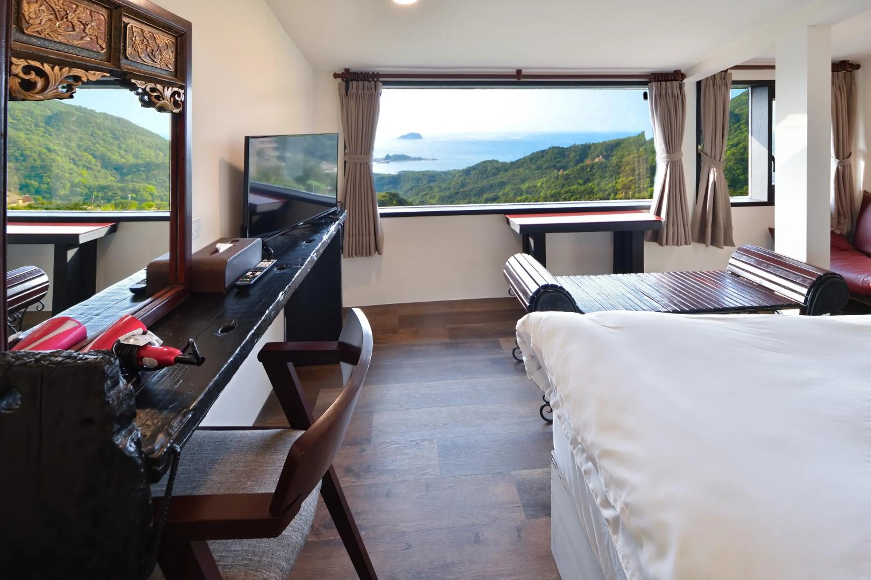 Bed in Windsor's Sunlight Han-Guan