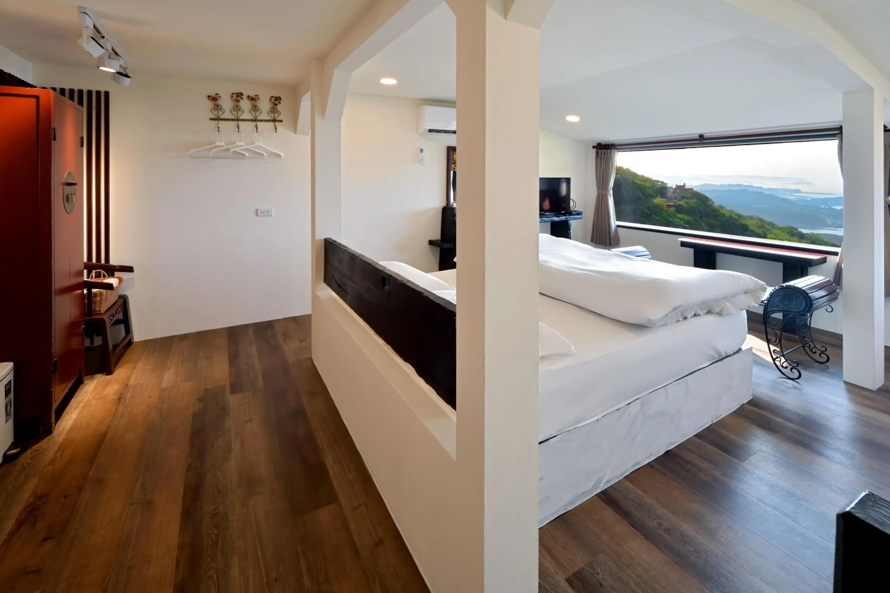 Bed in Windsor's Sunlight Han-Guan