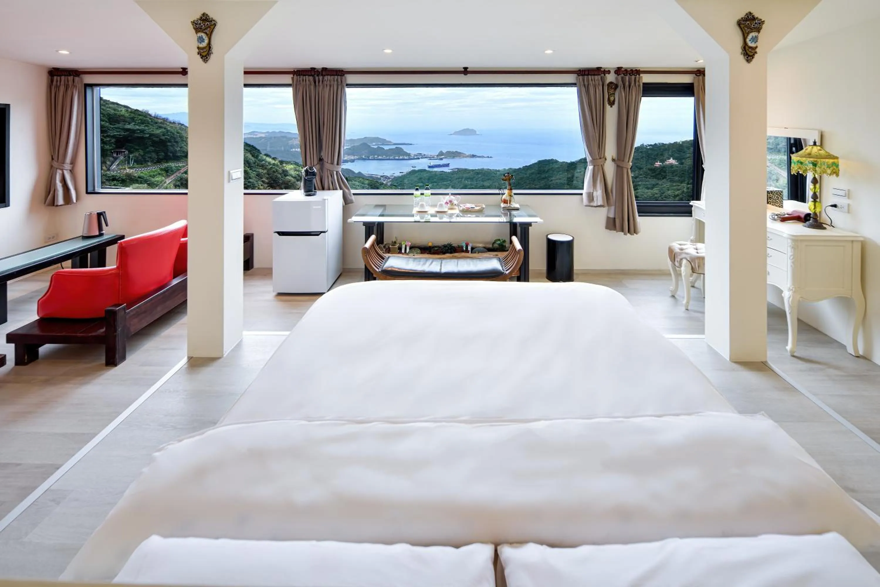 Bed in Windsor's Sunlight Han-Guan