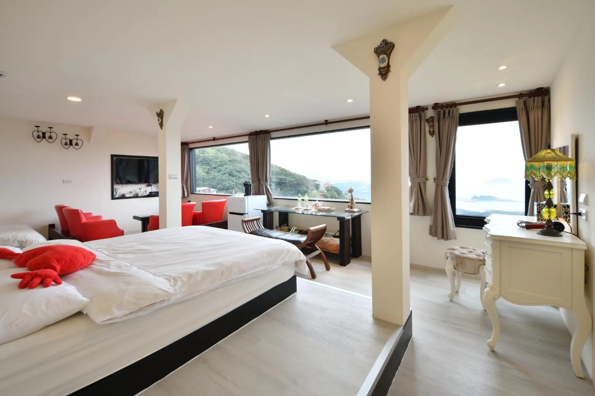 Bed in Windsor's Sunlight Han-Guan