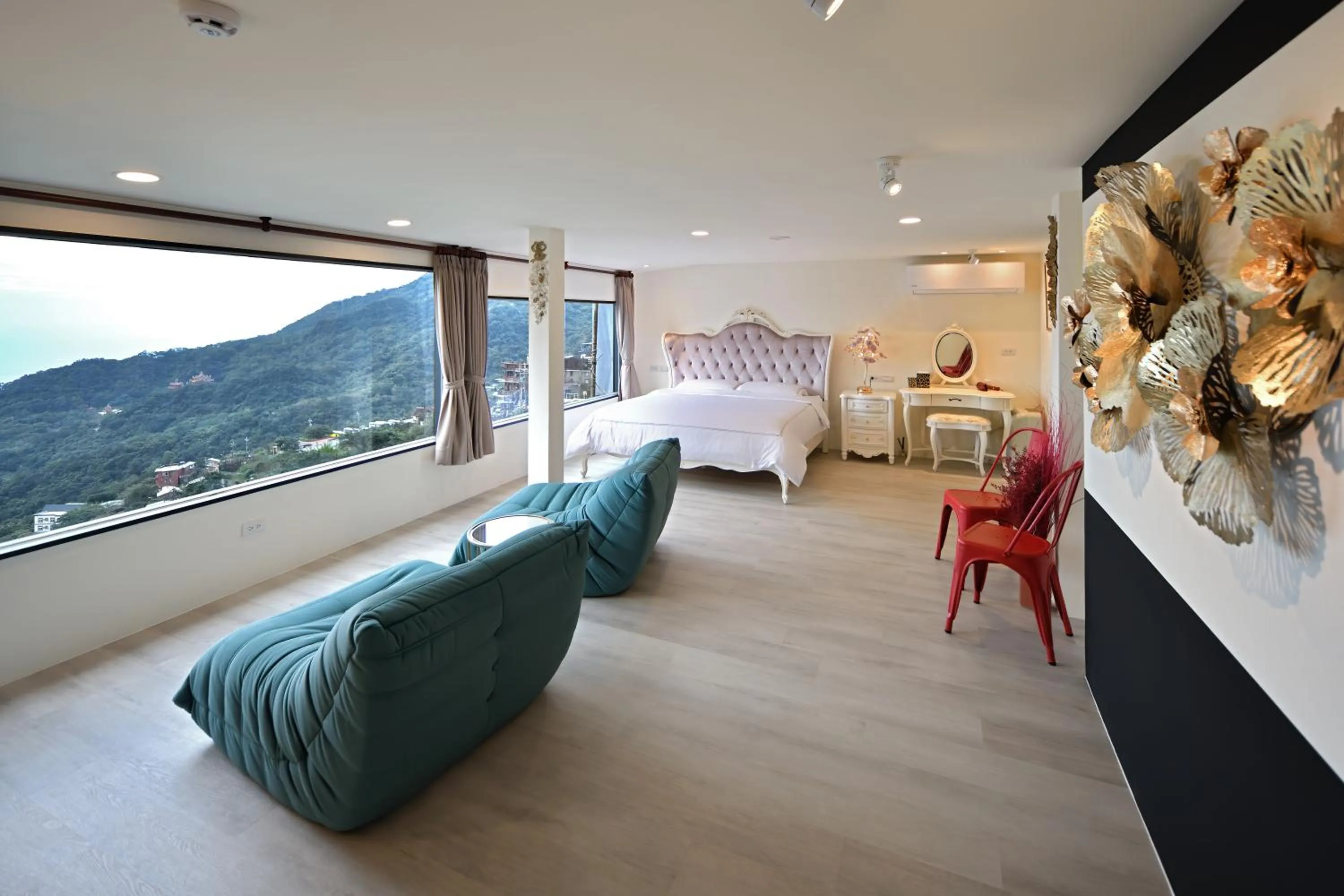 Bed in Windsor's Sunlight Han-Guan