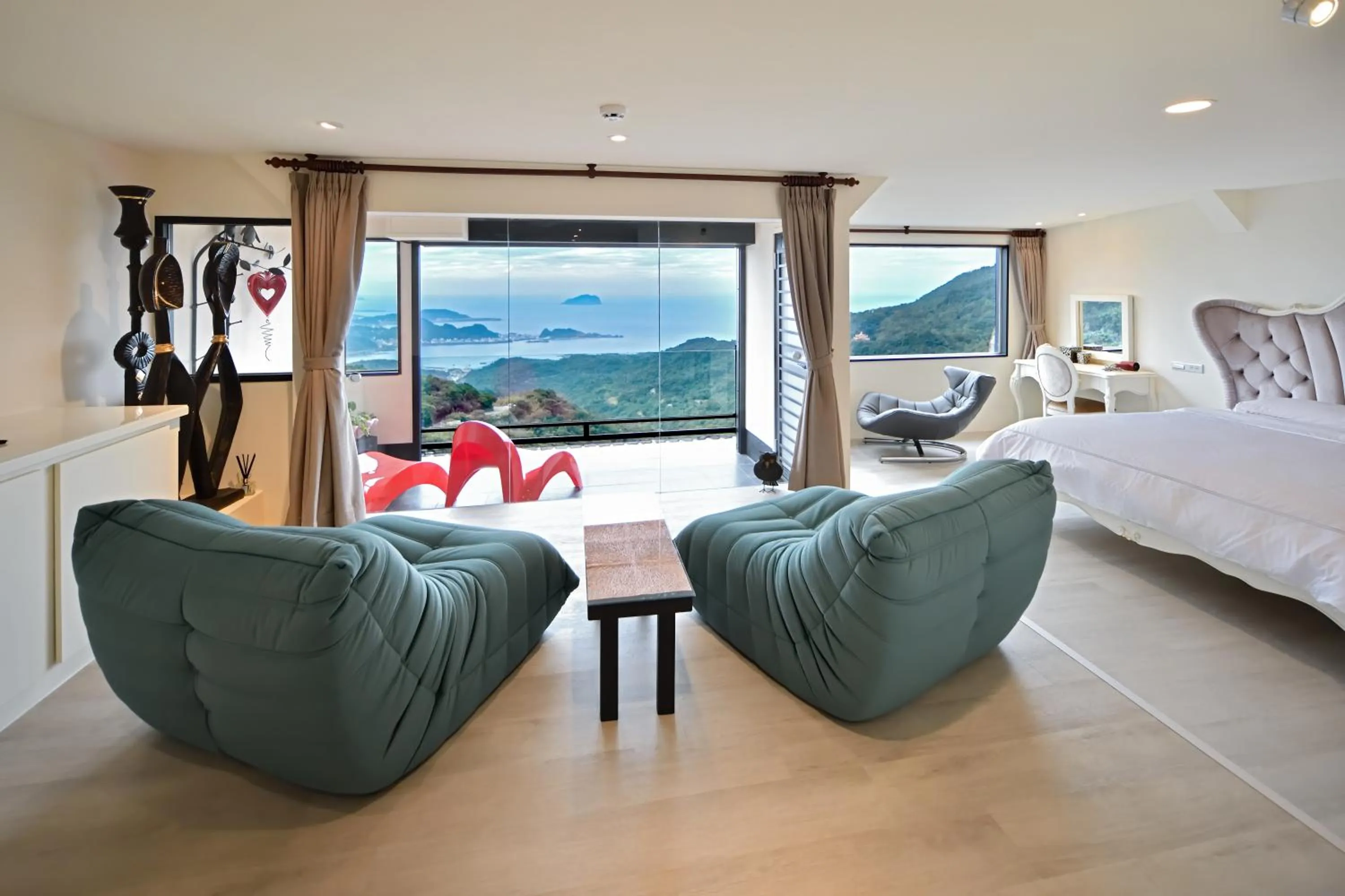 Bed in Windsor's Sunlight Han-Guan