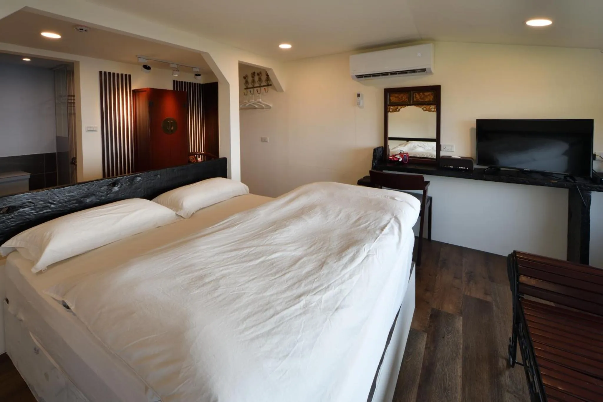 Bed in Windsor's Sunlight Han-Guan