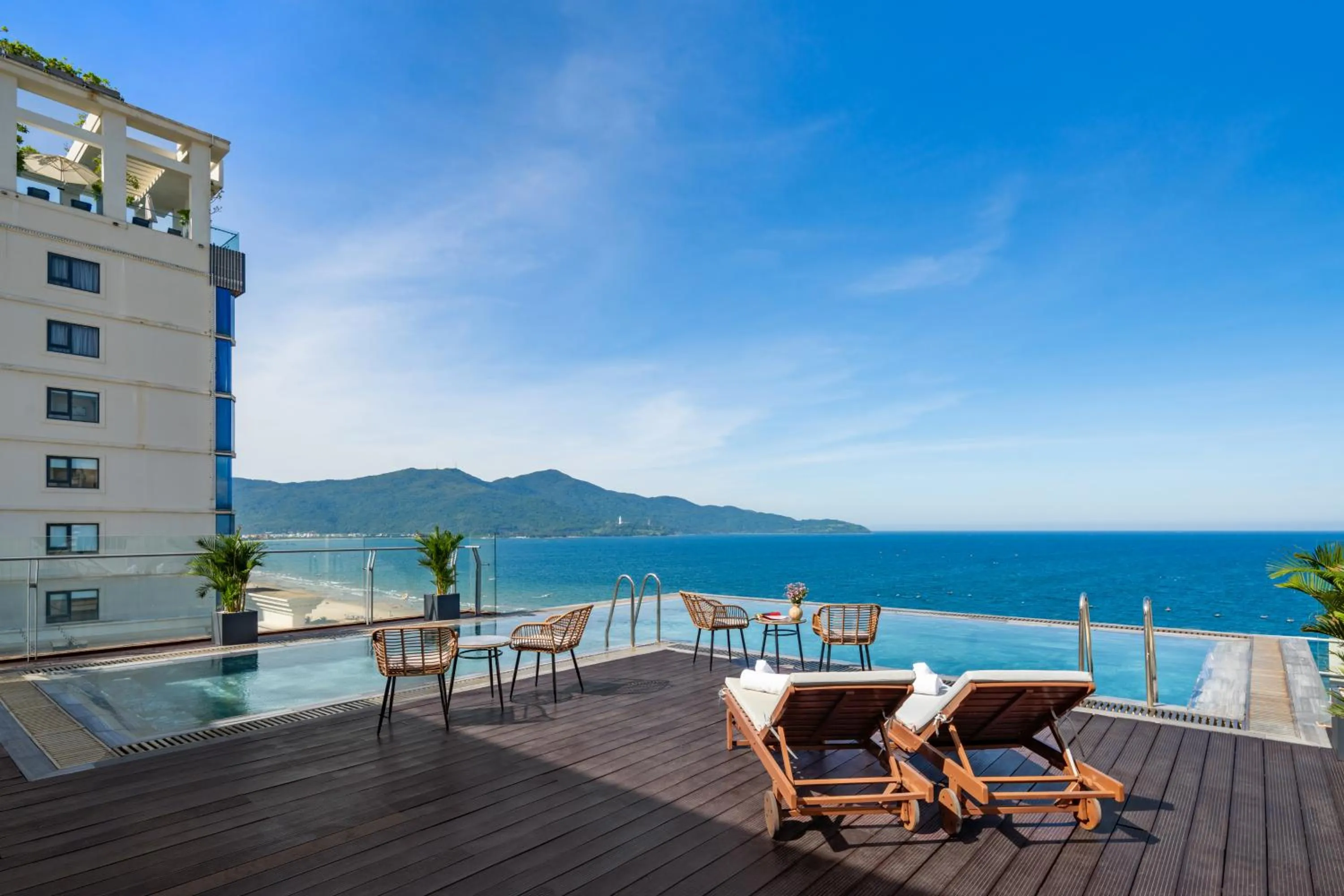 Swimming pool in Golden Sea 3 Hotel