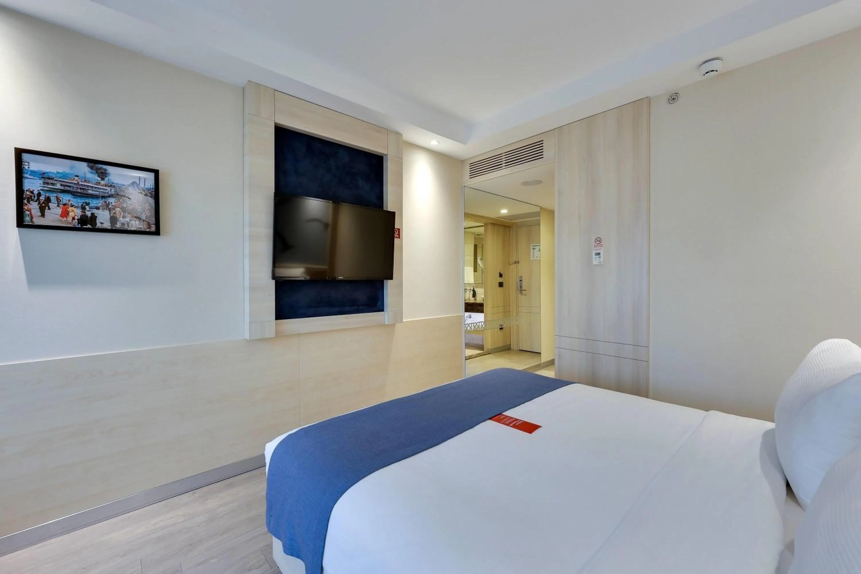 Photo of the whole room, Bed in Ramada by Wyndham Istanbul Old City