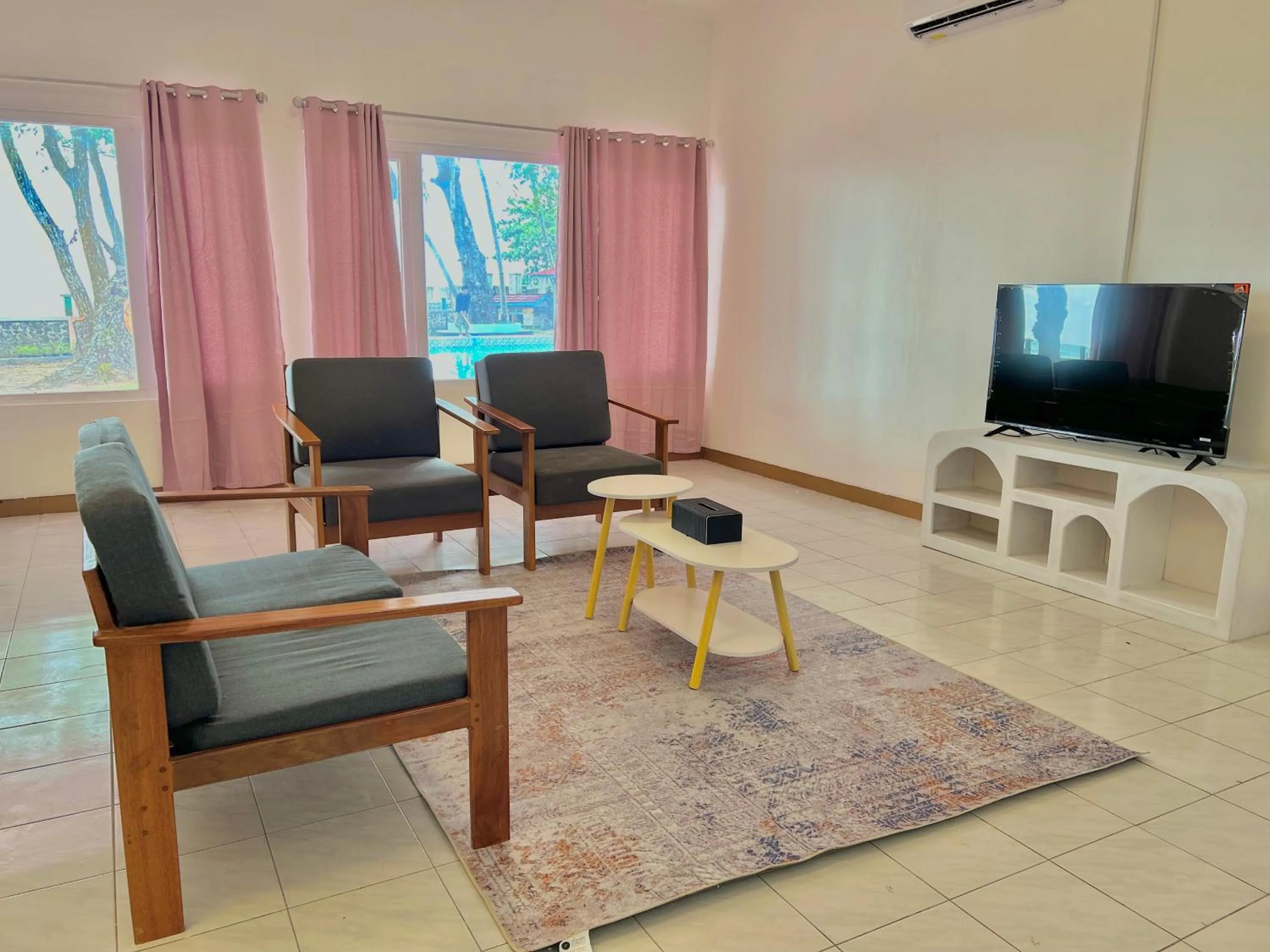 Communal lounge/ TV room in Allisa Resort Hotel