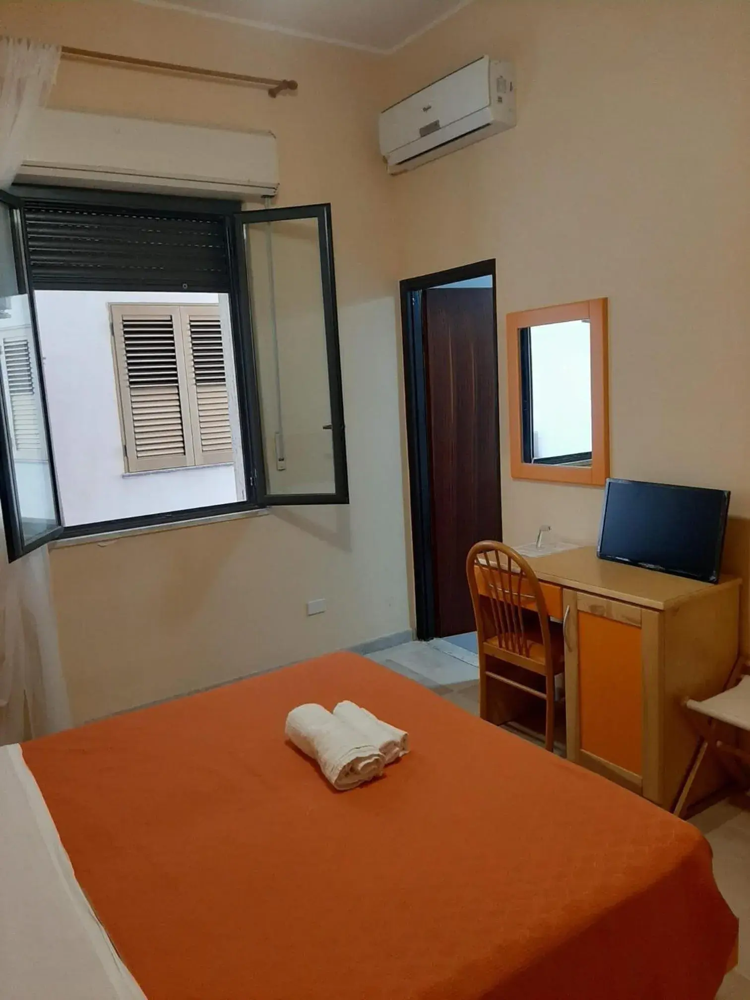 Economy Double or Twin Room - single occupancy in Hotel South Paradise Economy Double or Twin Room - single occupancy in Hotel South Paradise