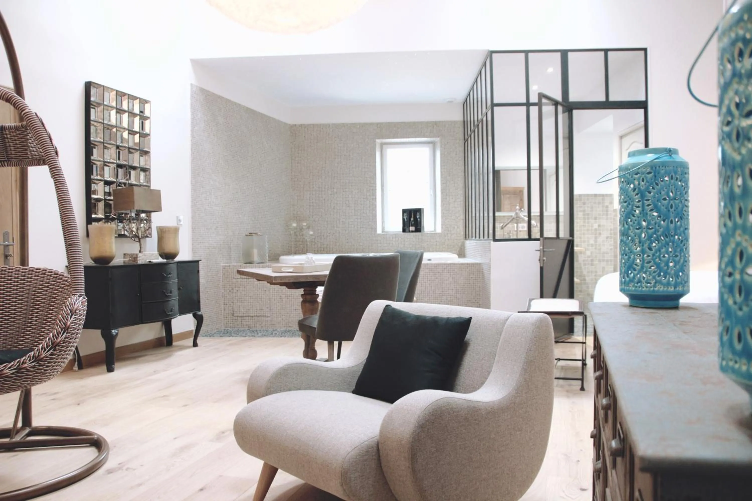 Communal lounge/ TV room in Maison d'Hôtes Les Variétés