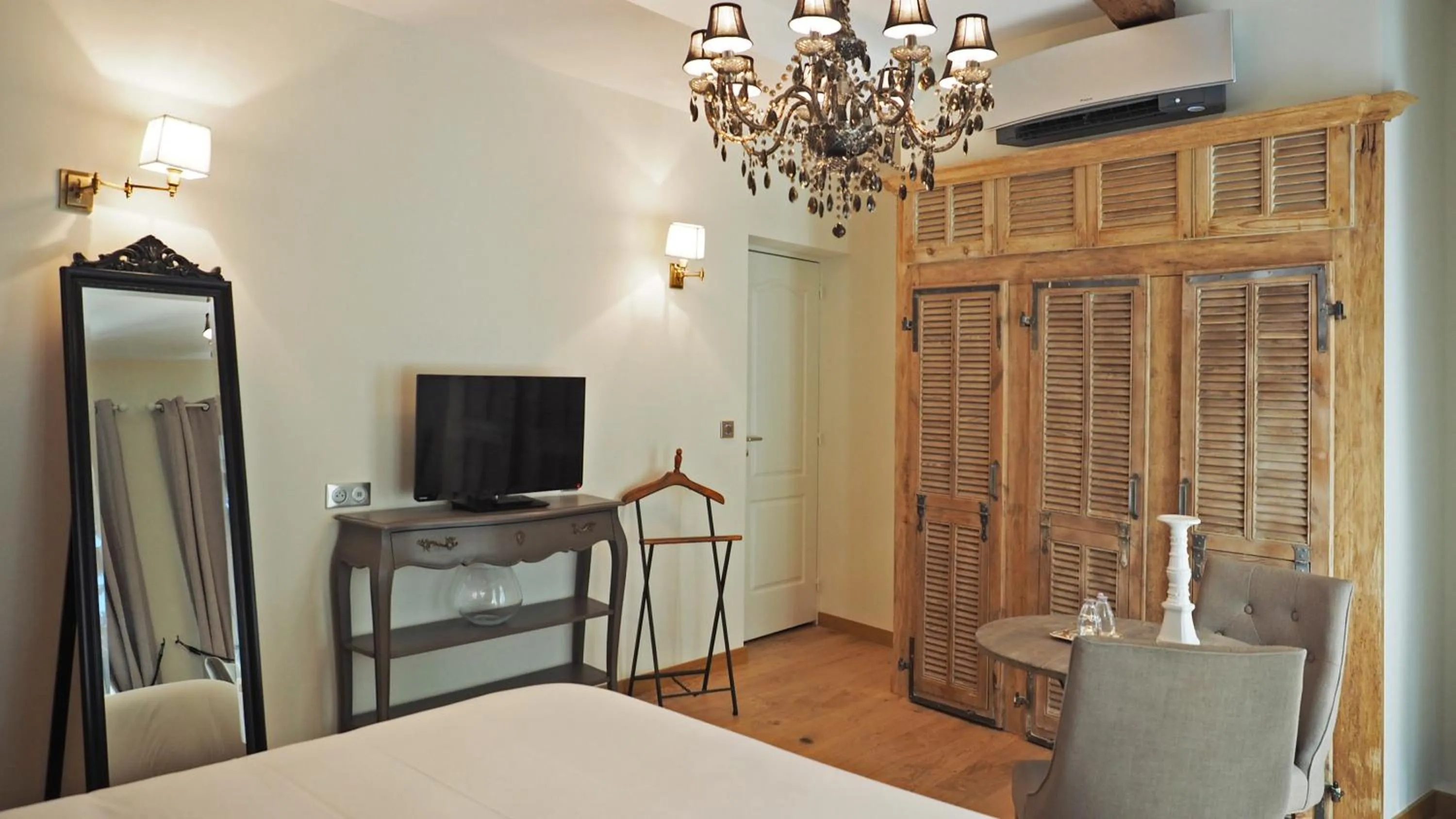 Decorative detail, Bed in Maison d'Hôtes Les Variétés