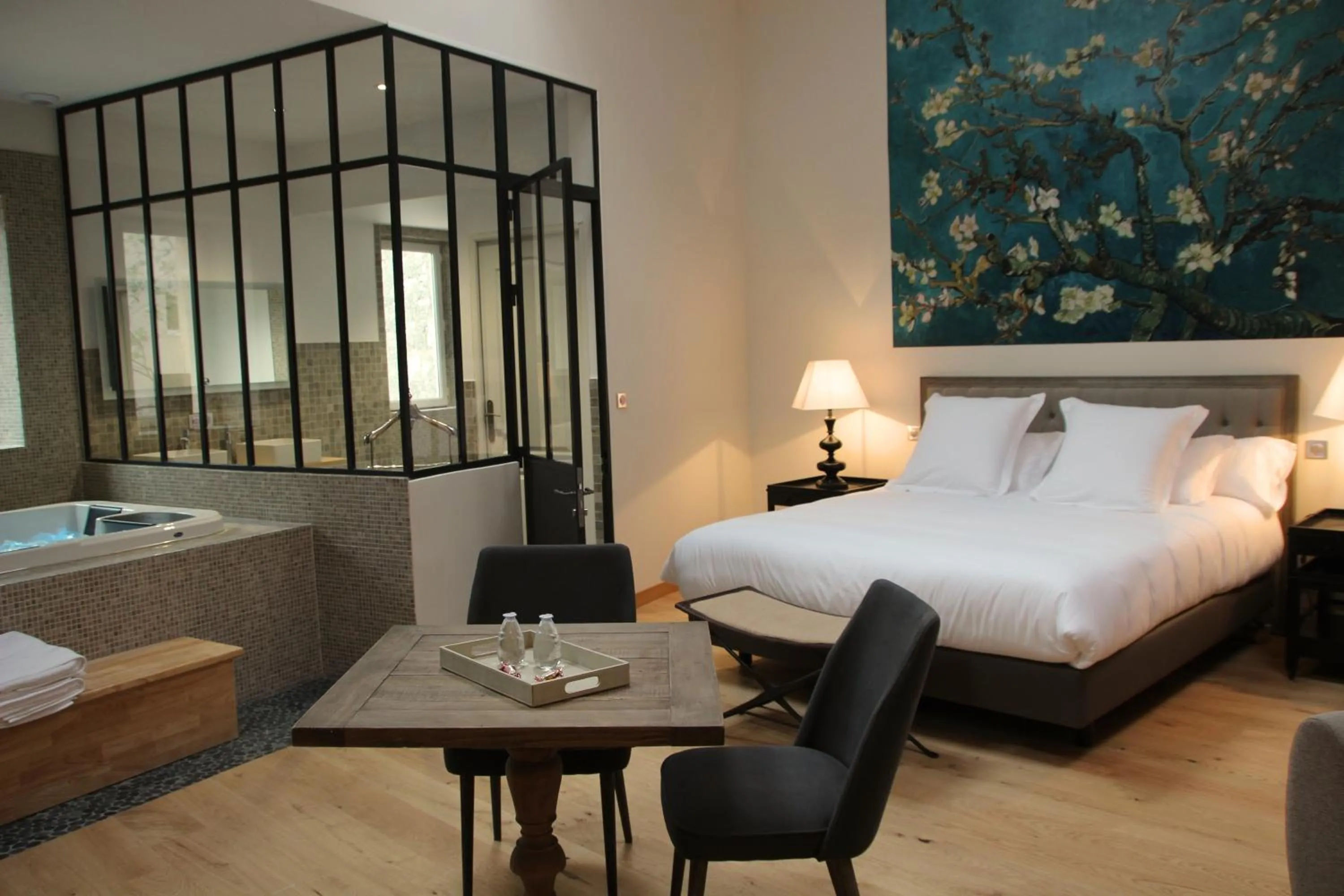 Hot Tub, Bed in Maison d'Hôtes Les Variétés