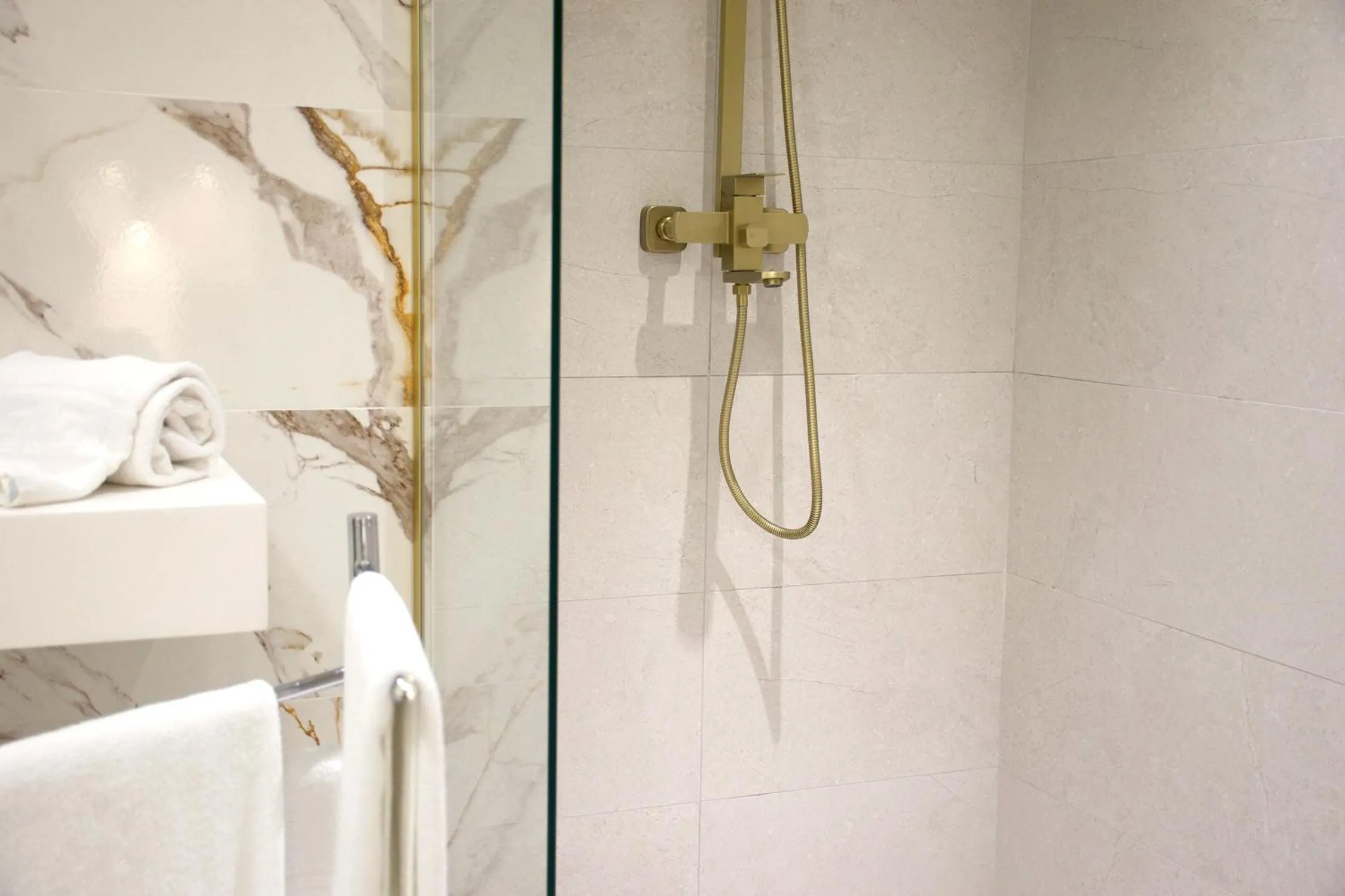 Bathroom, Bed in Gran Hotel Toledo