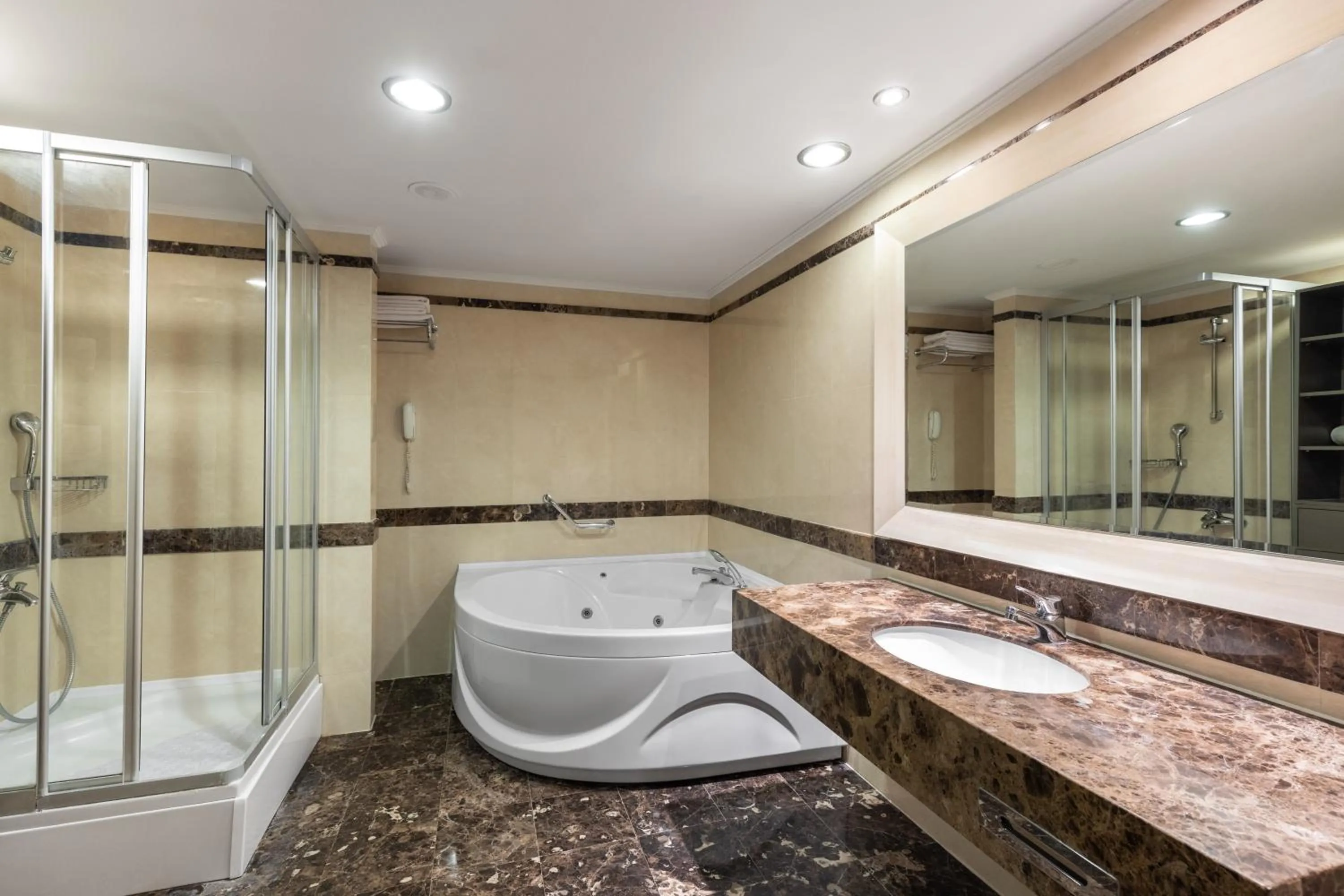 Toilet in Paloma Perissia