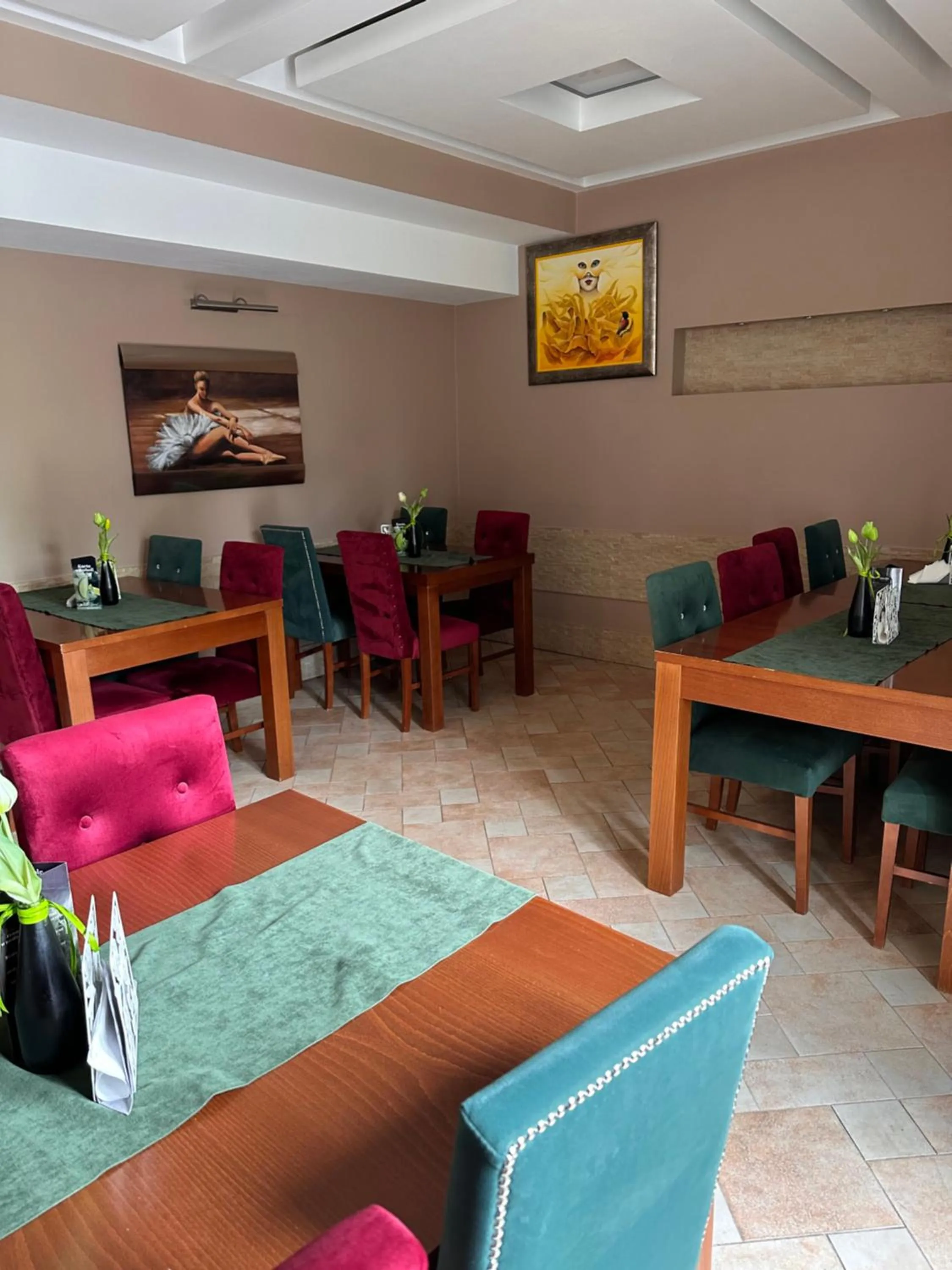 Restaurant/places to eat in Centrum Green Hill Business & SPA