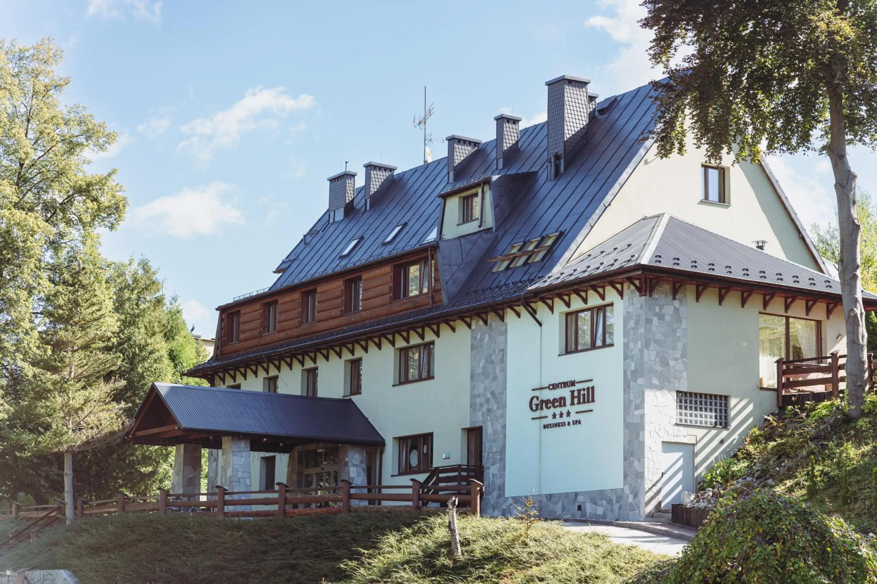 Property building in Centrum Green Hill Business & SPA