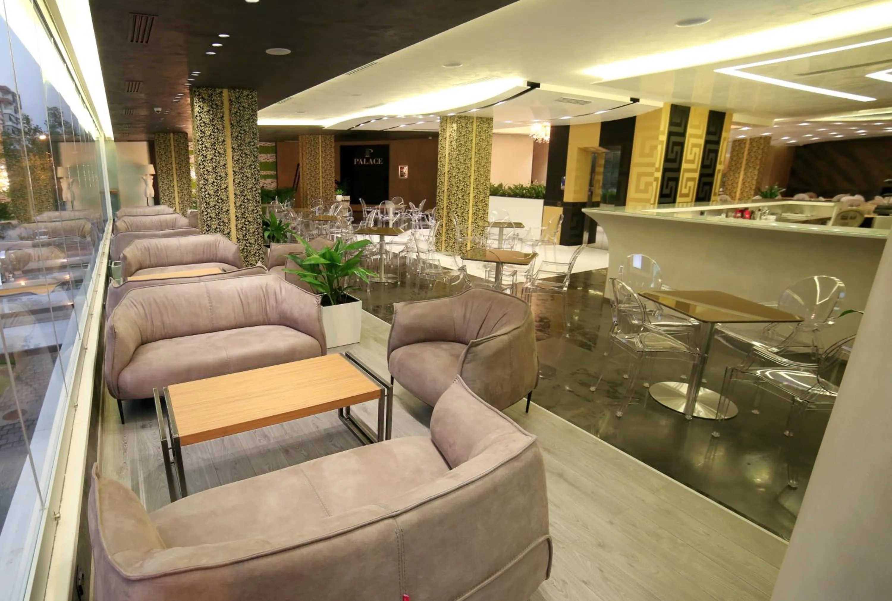 Restaurant/places to eat in Hotel Palace