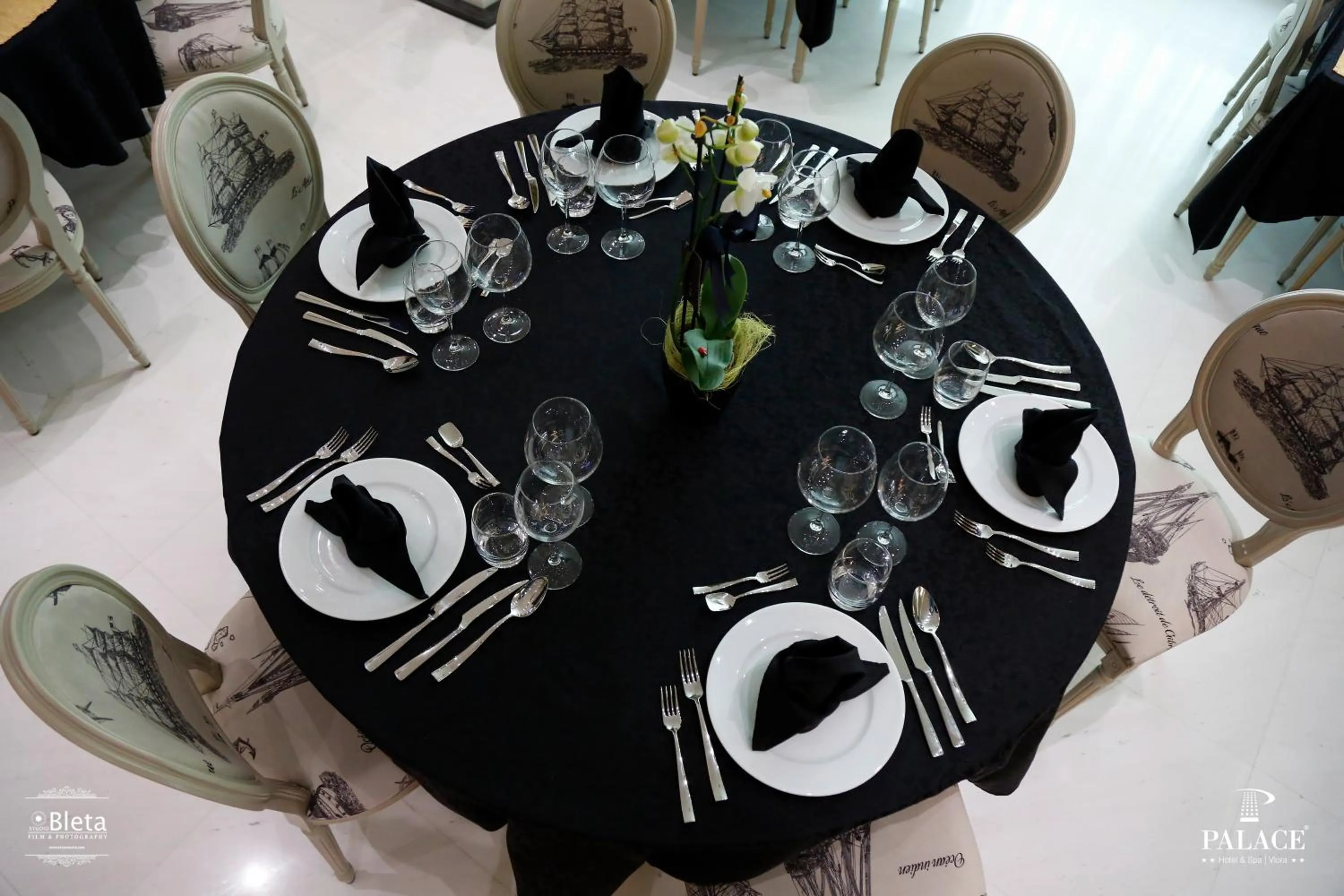 Restaurant/places to eat in Hotel Palace