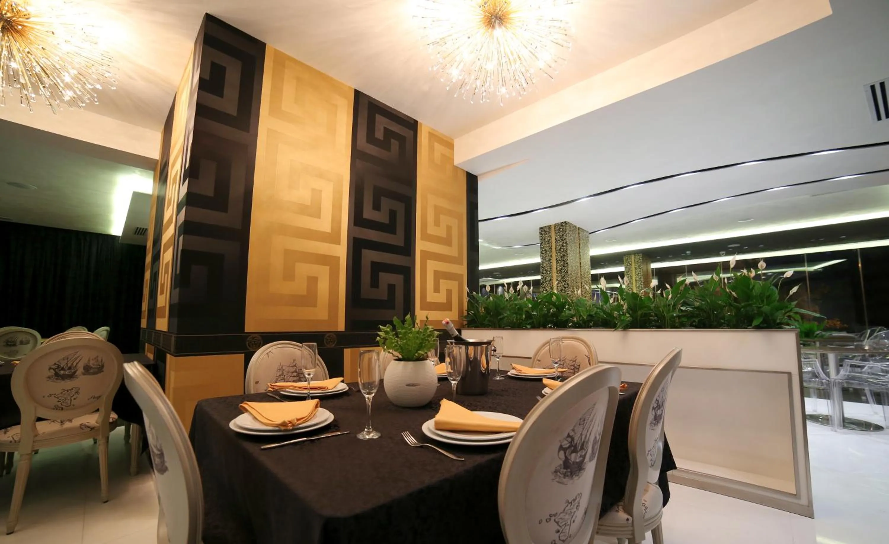 Restaurant/places to eat in Hotel Palace