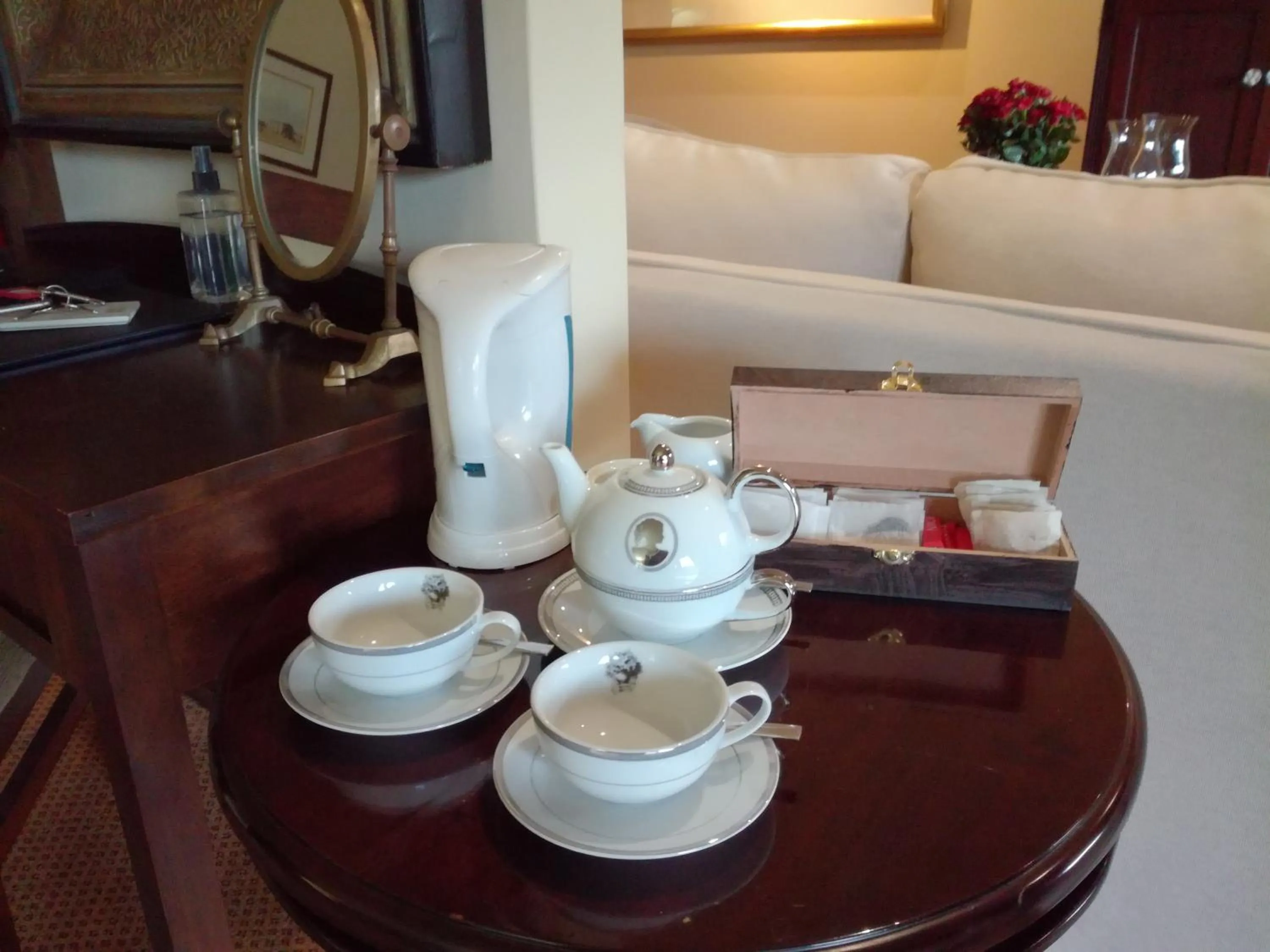 Coffee/tea facilities in Shangri-La Manor