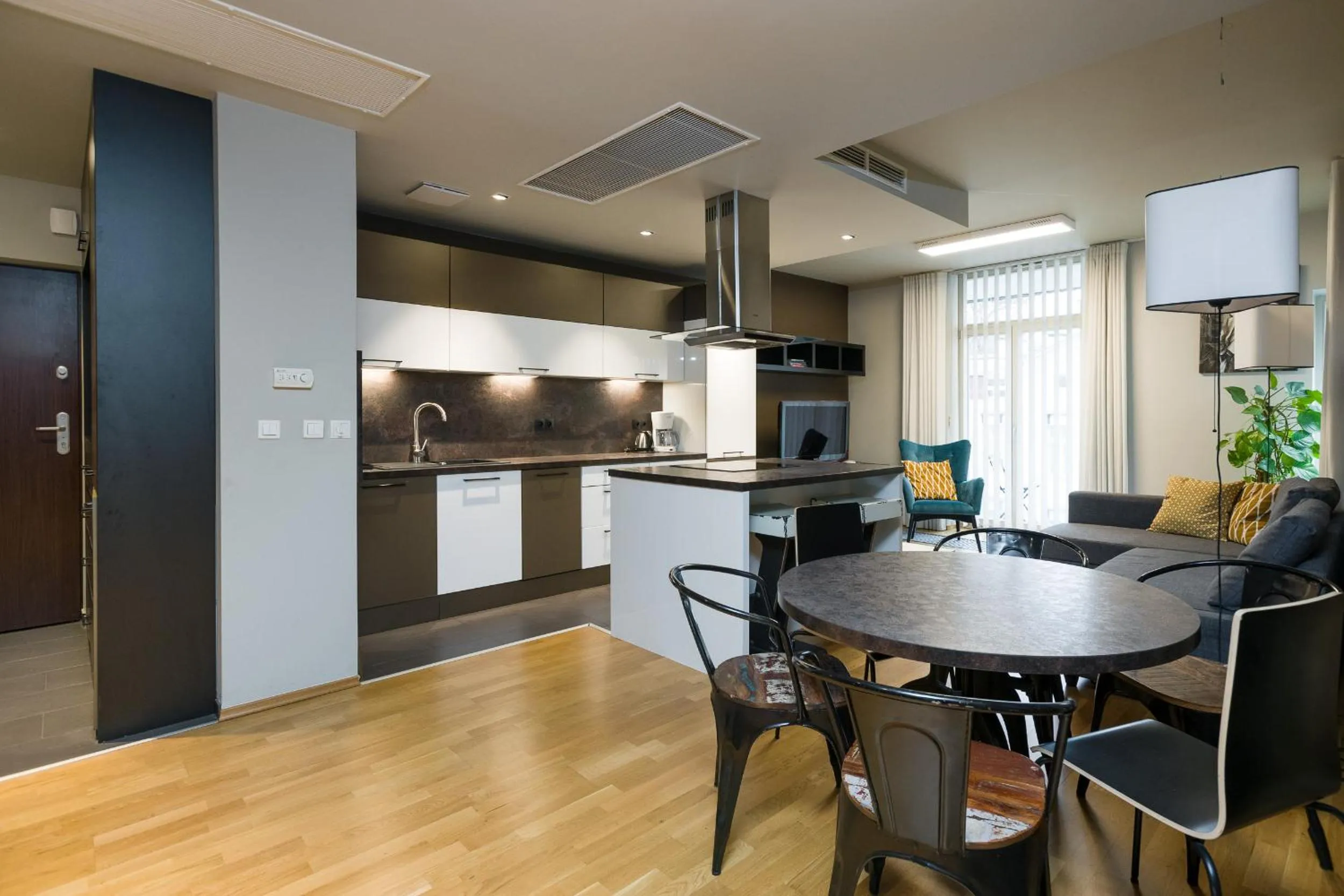 Kitchen or kitchenette in Yourplace Biskupia Old Town Apartments