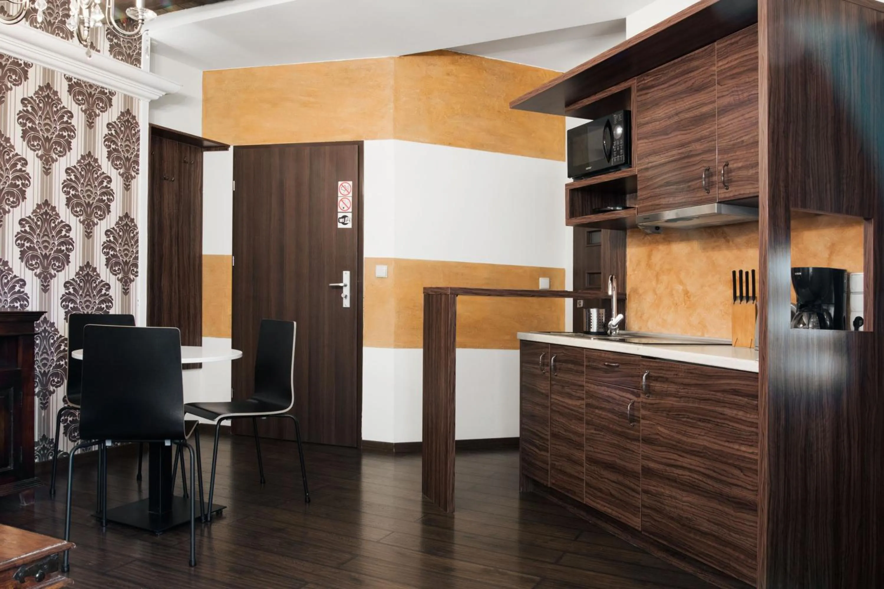 Kitchen or kitchenette in Yourplace Biskupia Old Town Apartments