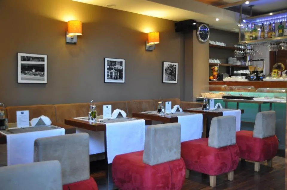 Restaurant/places to eat in Hotel Atrium