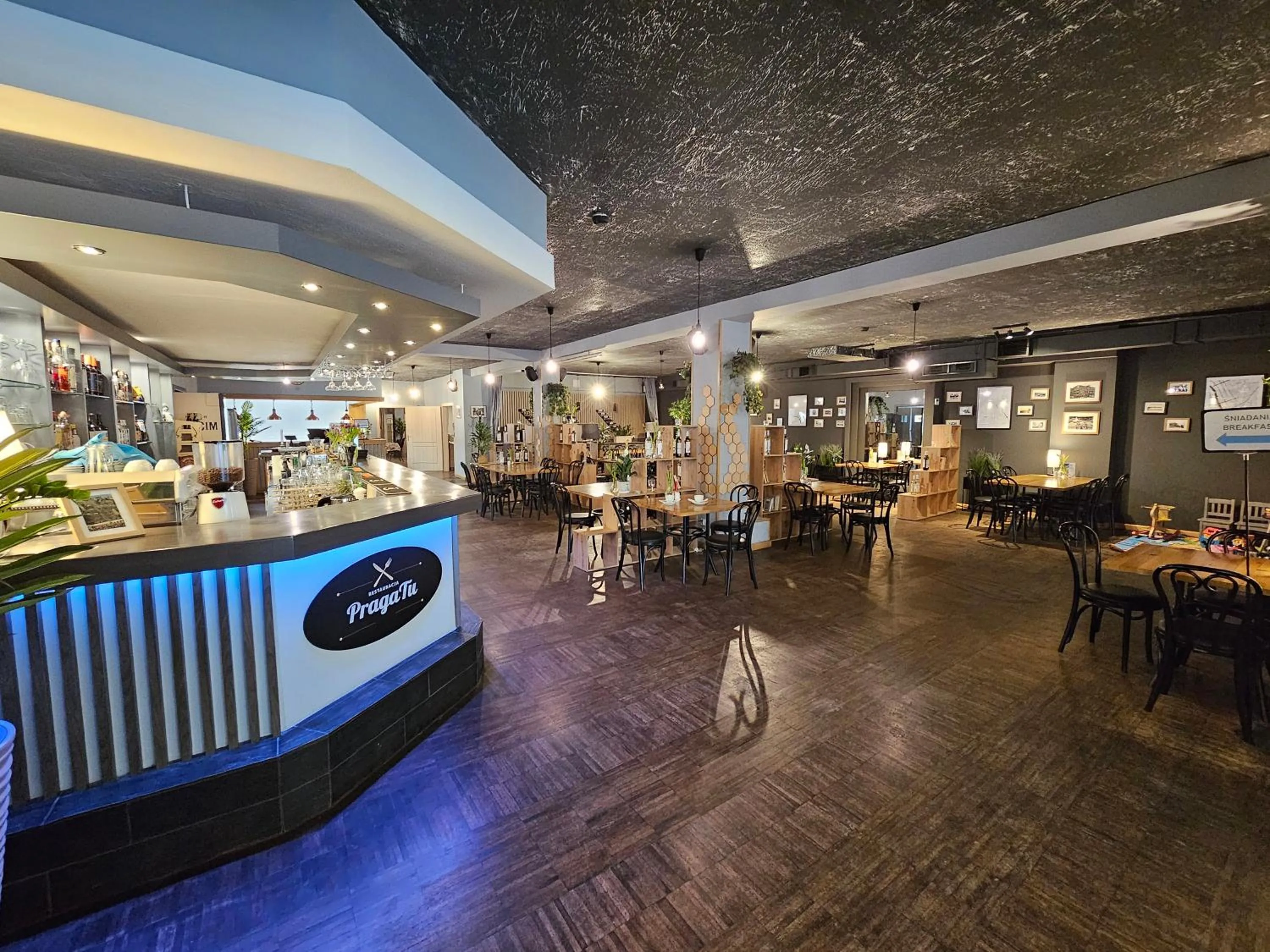 Restaurant/places to eat in Hit Hotel