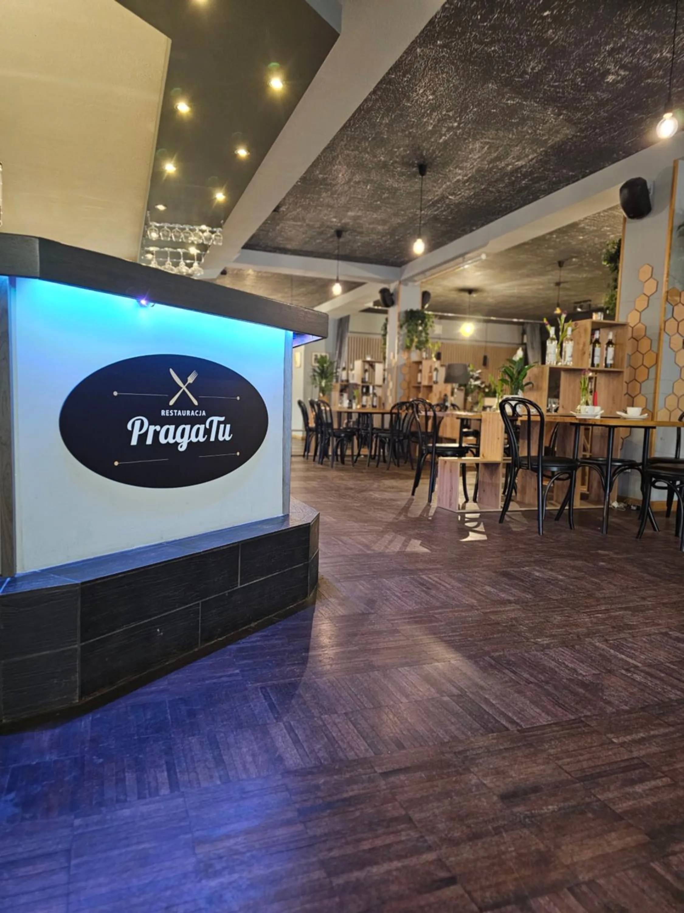 Restaurant/places to eat in Hit Hotel