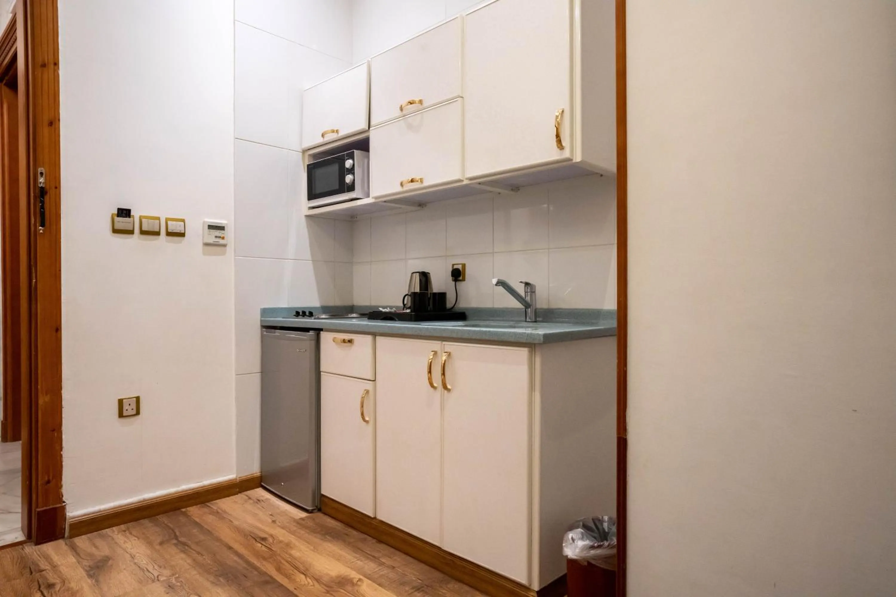Kitchen or kitchenette in Platinum Al Khamseen Serviced Apartments